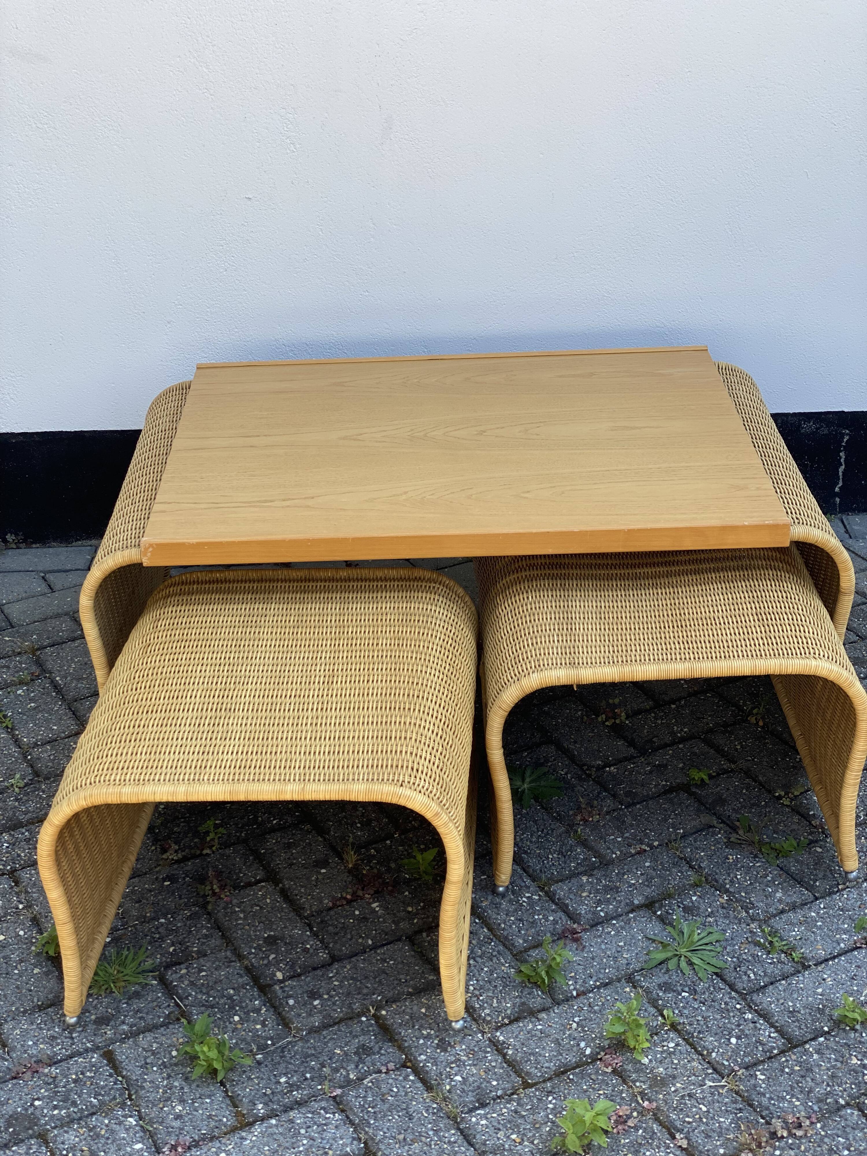 Pine wood and ratan table with 2 ottomans