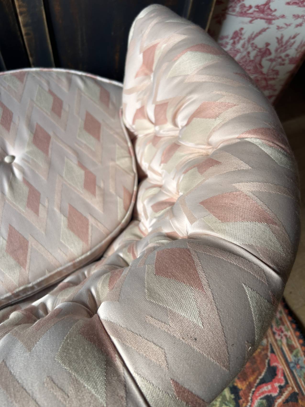 Small vintage 2-seater sofa from the 70s in Hollywood Regency style, satin pink.