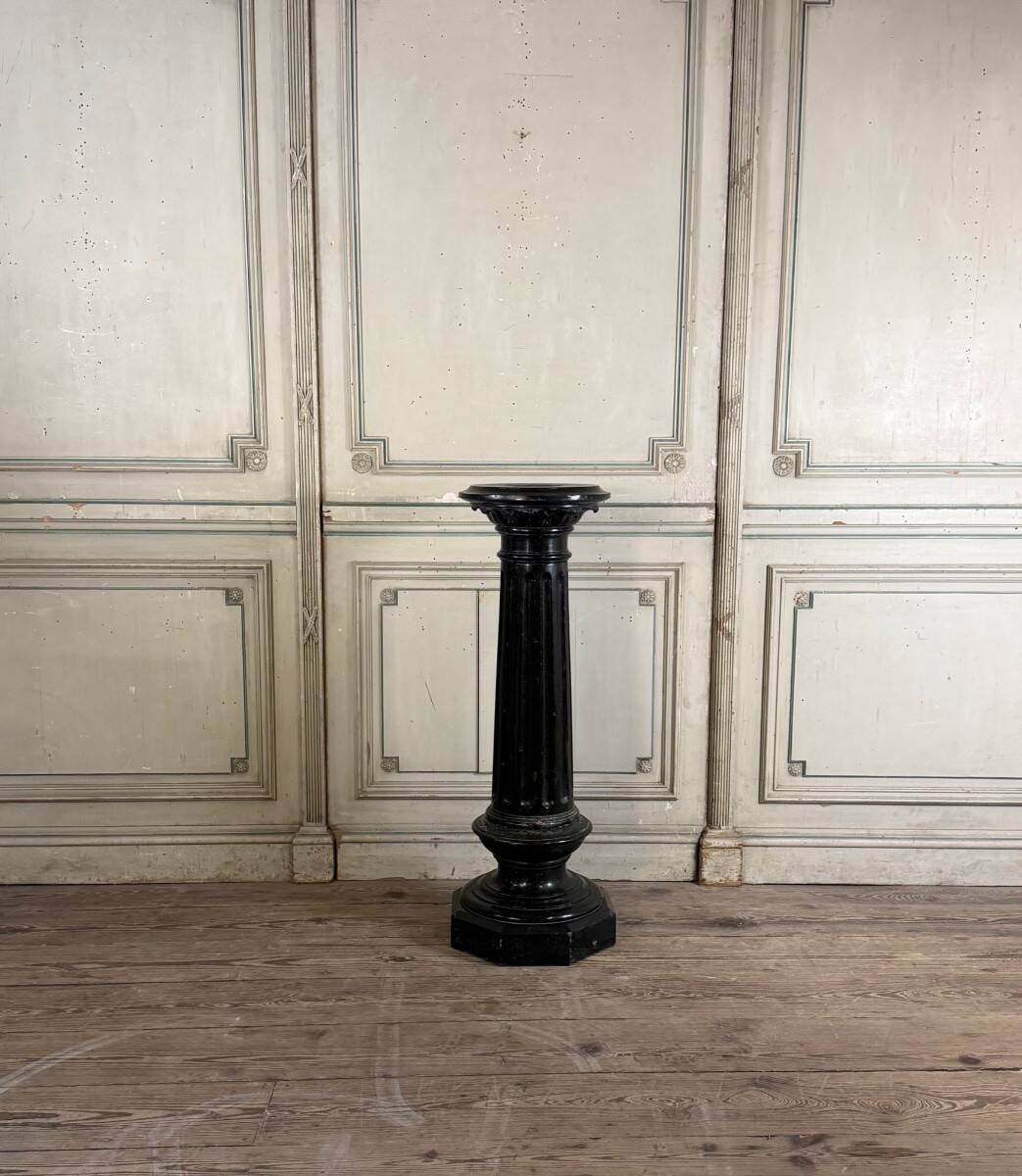 Column in green serpentine marble from around 1880