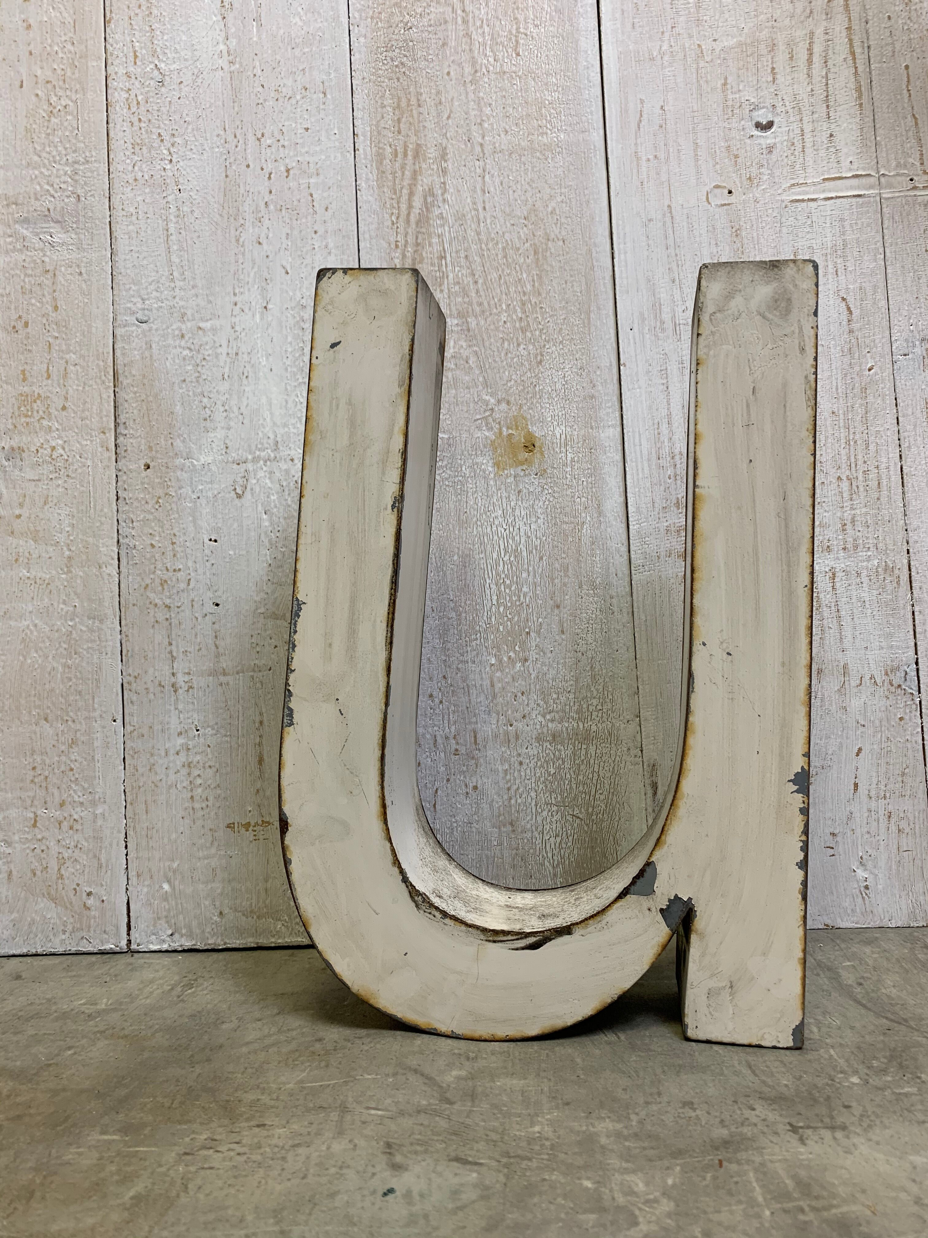 Sign letter "U" or "N"
