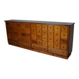 Grande apothicairerie / meuble d'école industrielle néerlandaise en hêtre, milieu du 20e siècle