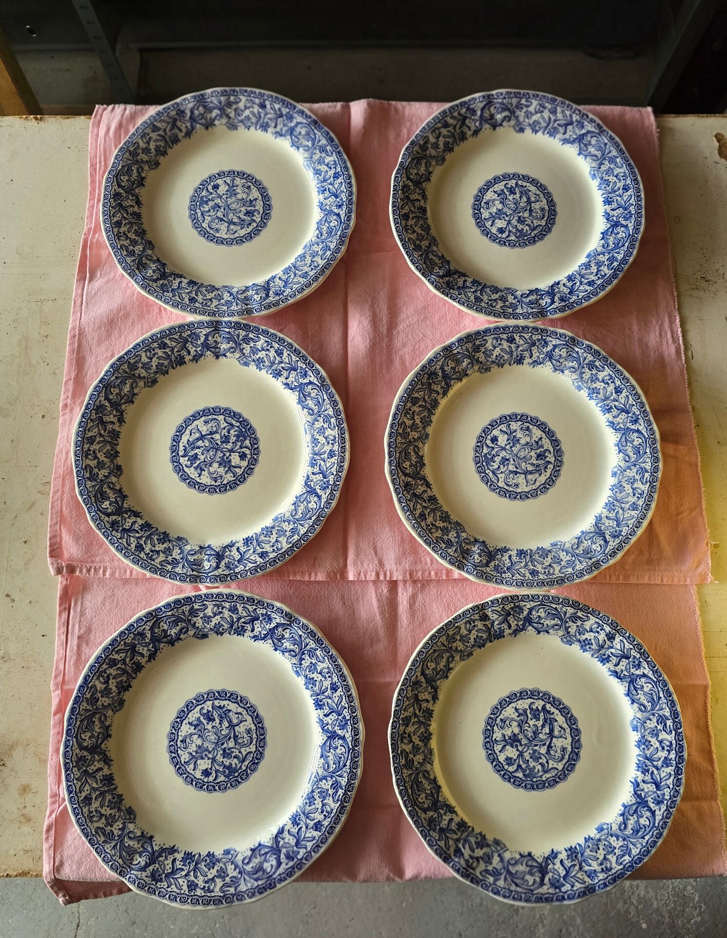 Flat plates Gien with blue patterns in perfect condition.