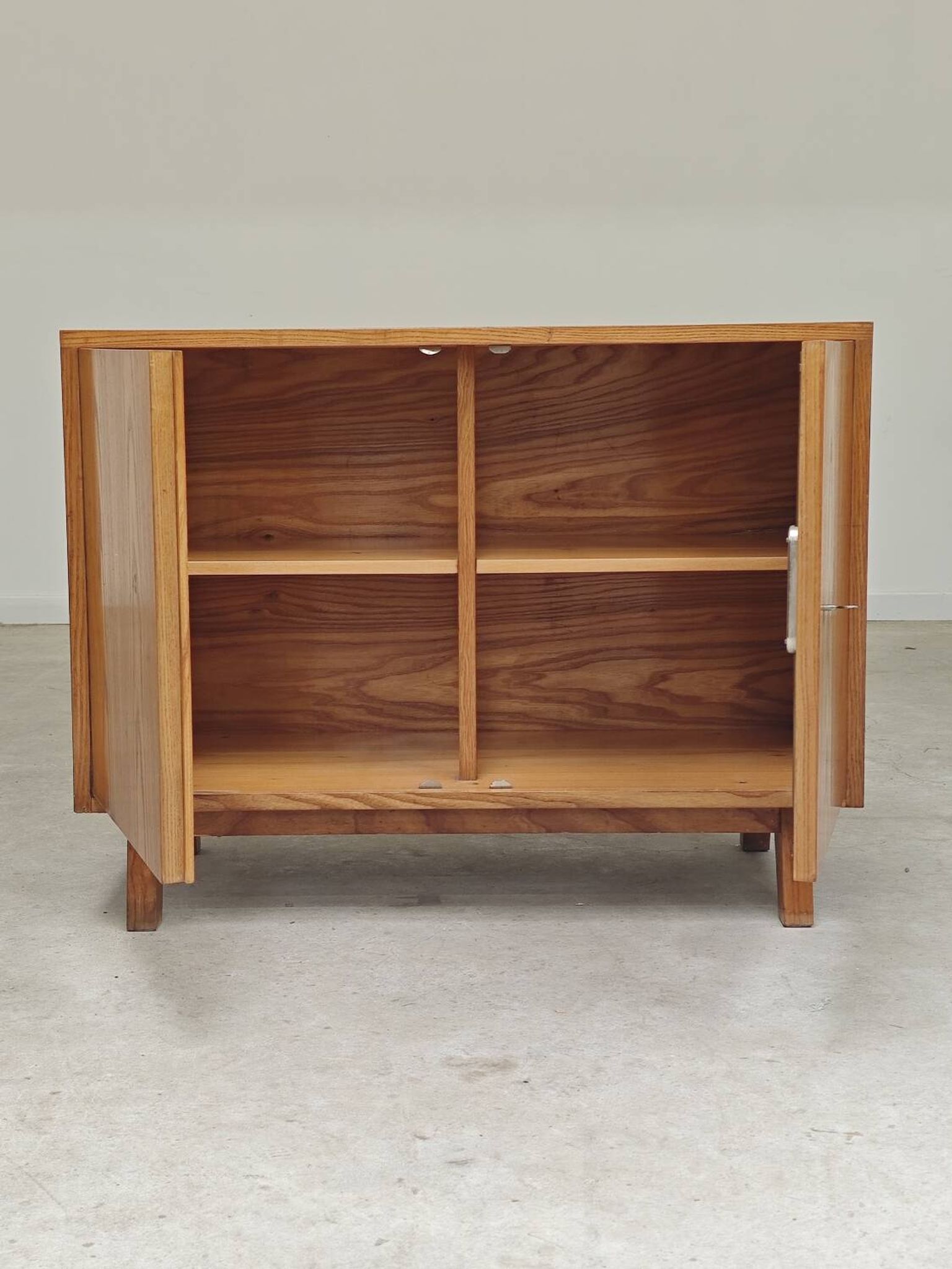 Petit buffet bas deux portes  par Frantisek Jirak chêne 1960