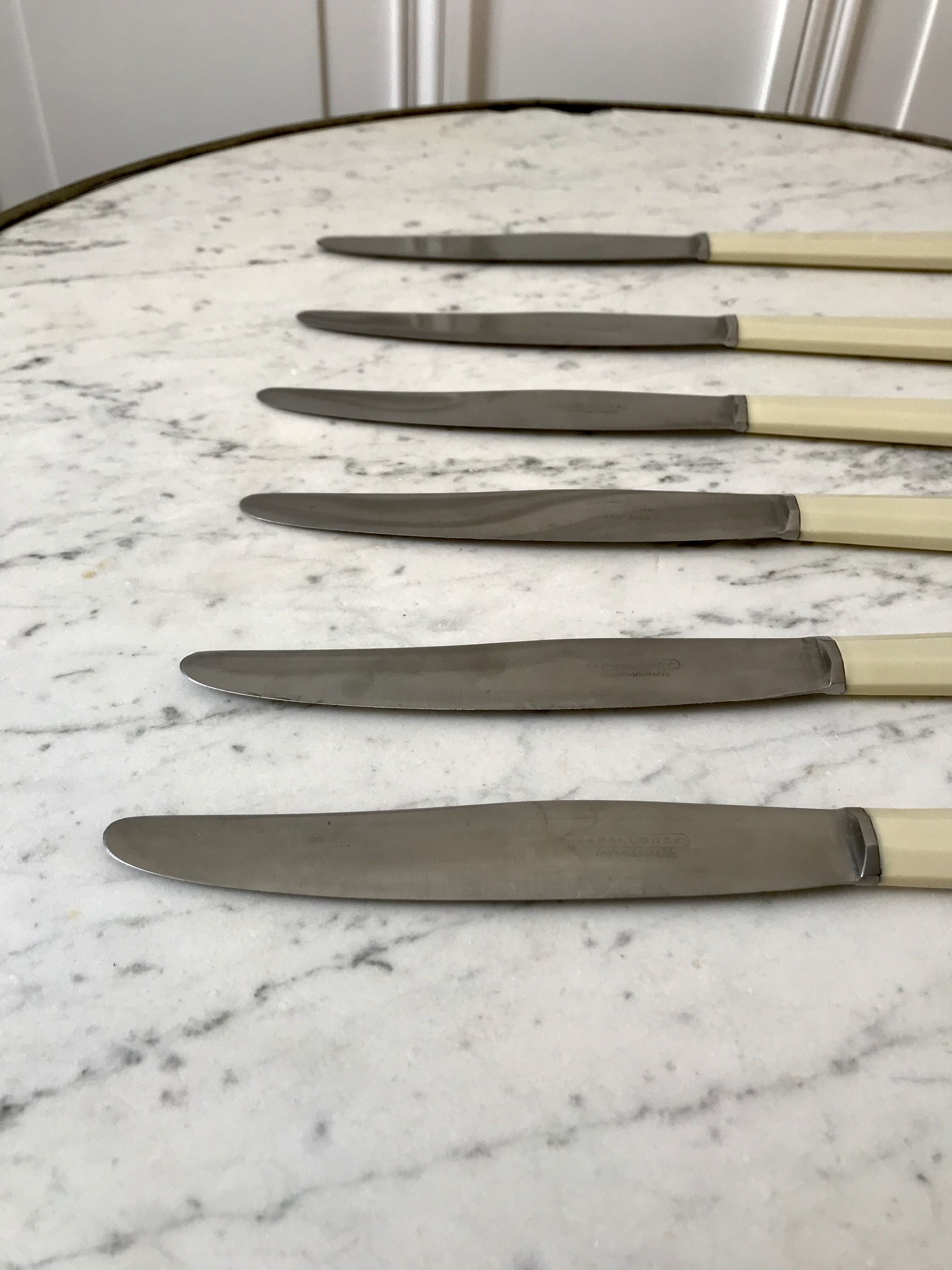 Lot de 6 couteaux en bakélite blancs coutellerie d'Arles années 60