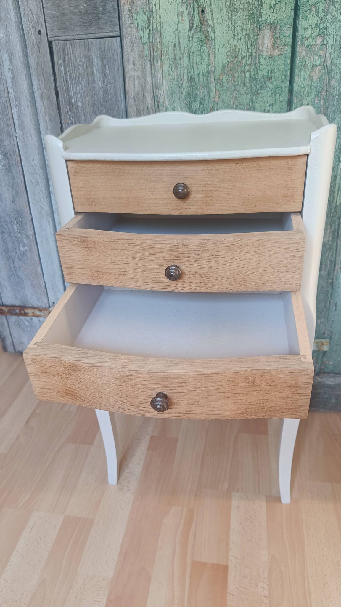 Table de chevet vintage en bois naturel à 3 tiroirs