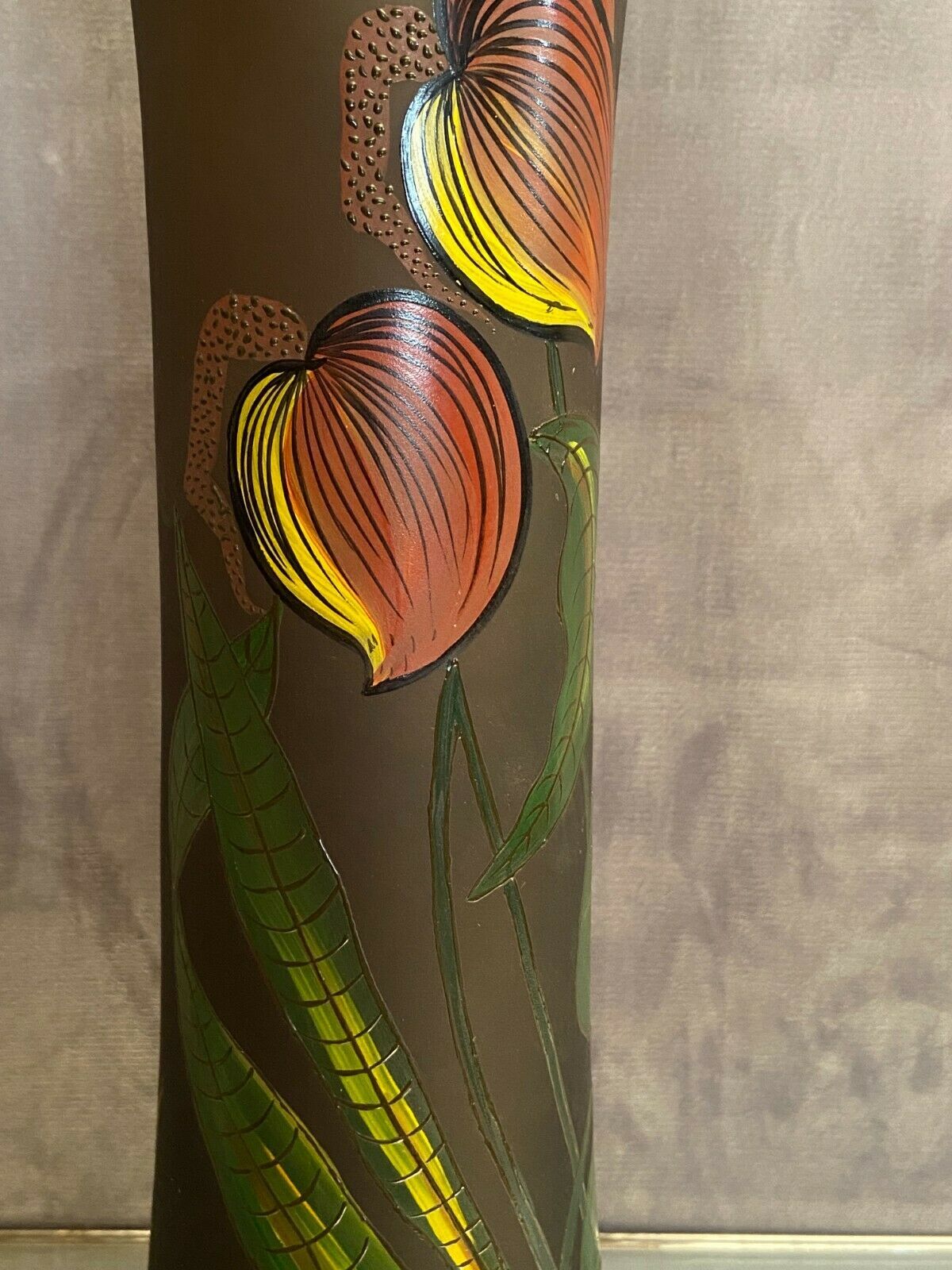 Pied de lampe en verre teinté à décor végétal émaillé