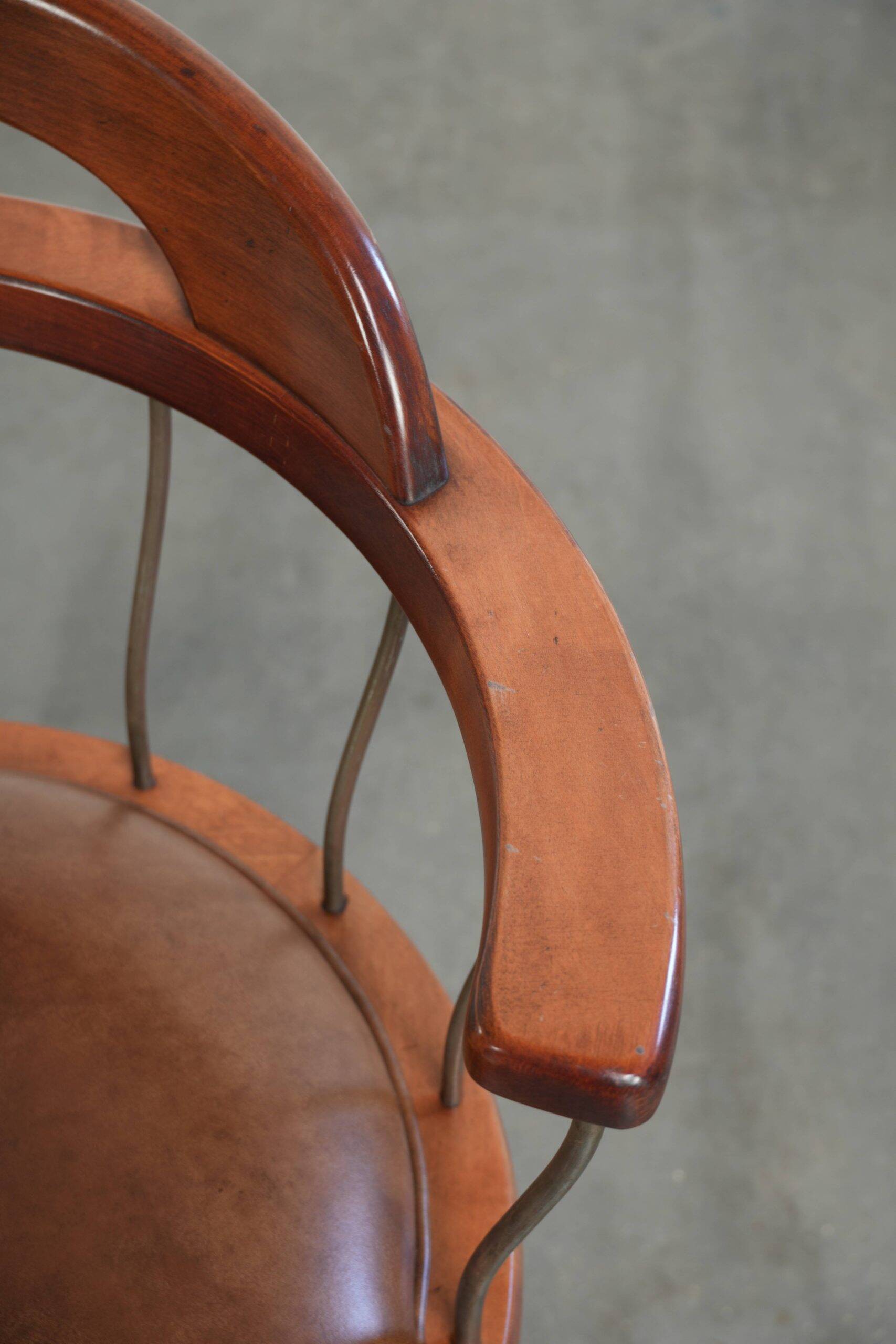 Set of 2 swivel/office chairs with a cognac-coloured cow leather seat
