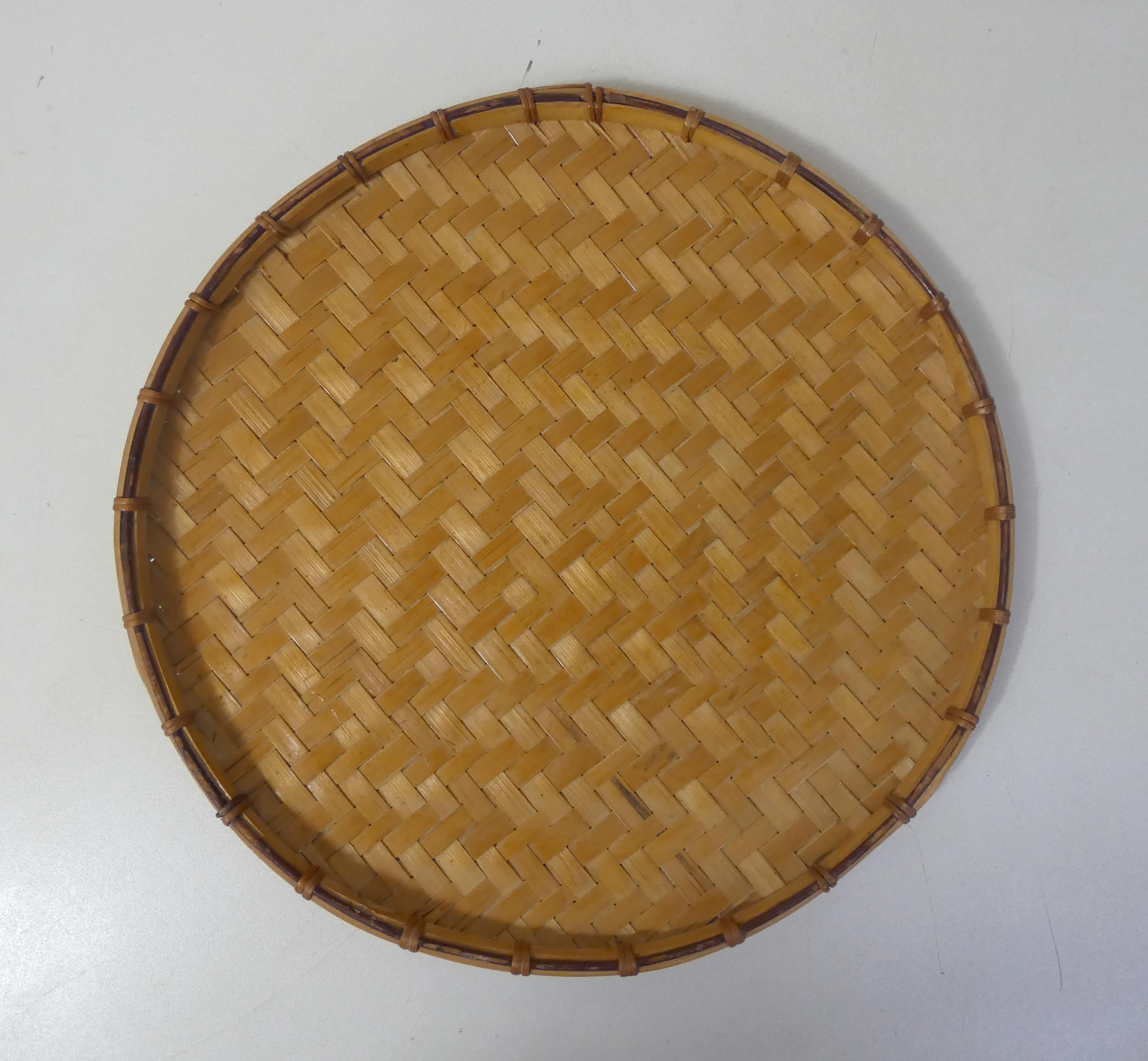 Round rattan tray