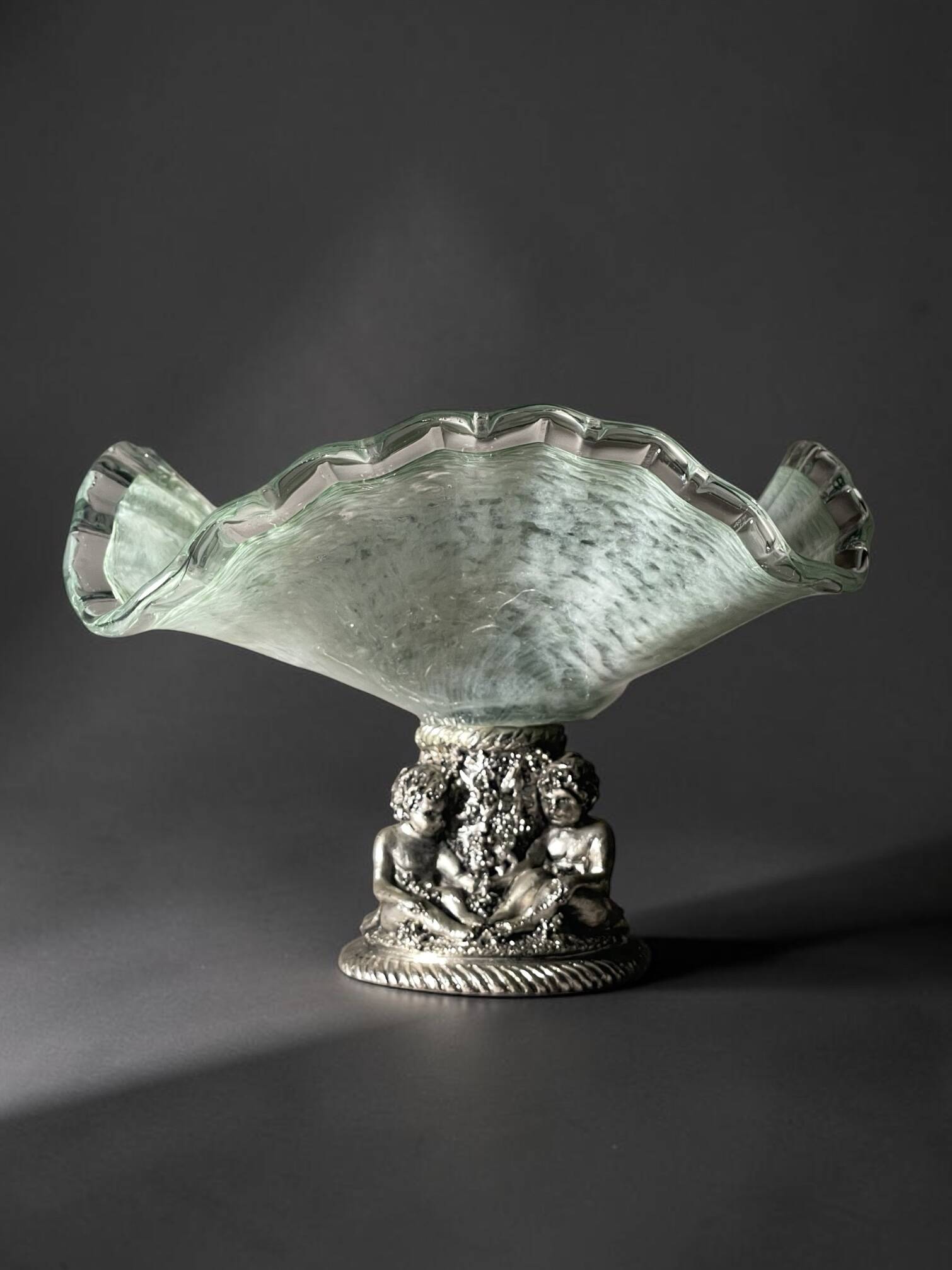 Centrepiece bowl LA MERIDIANA in blown glass on a silver pedestal.