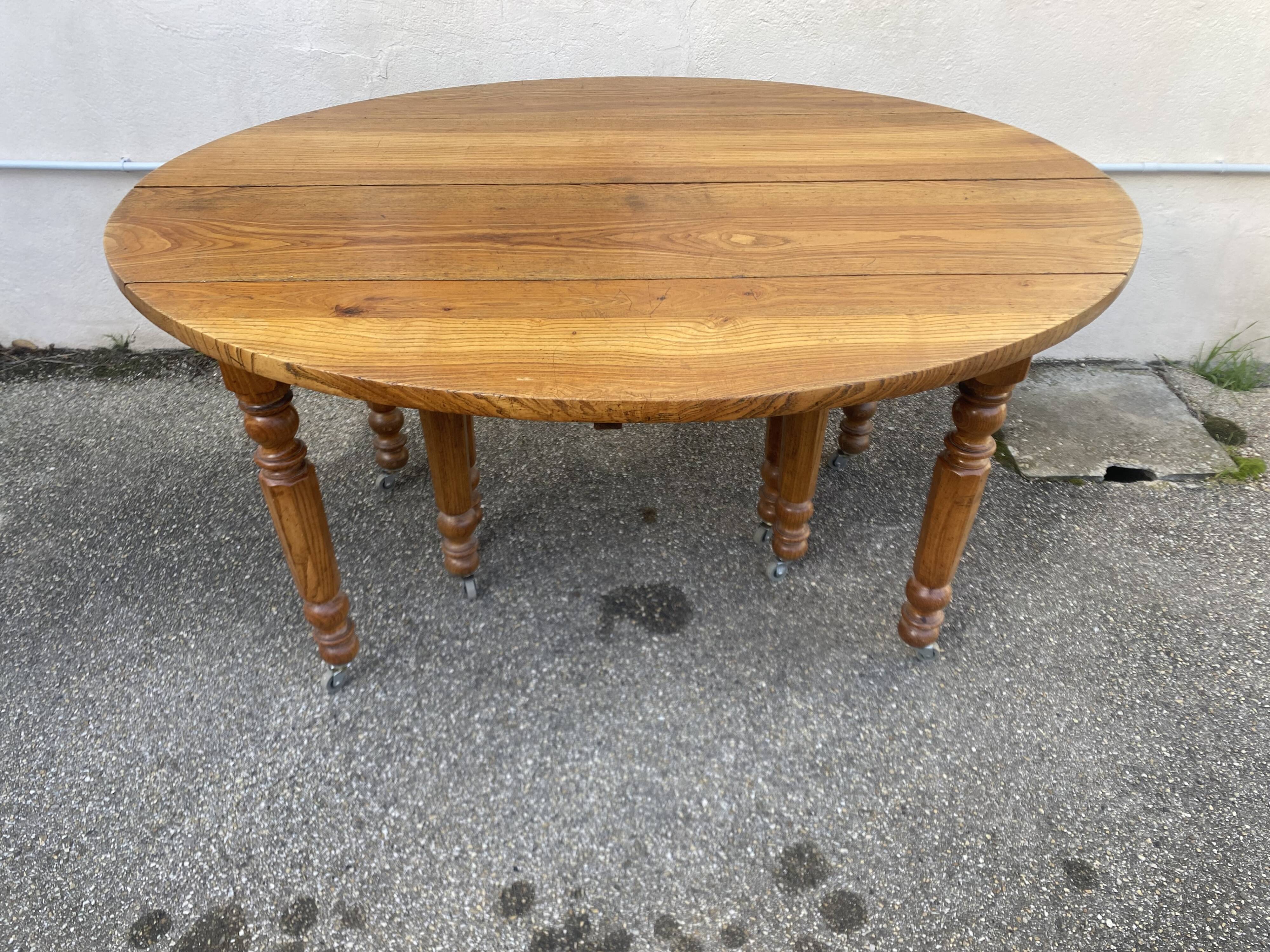 Table à 8 pieds en frêne, avec 6 allonges.