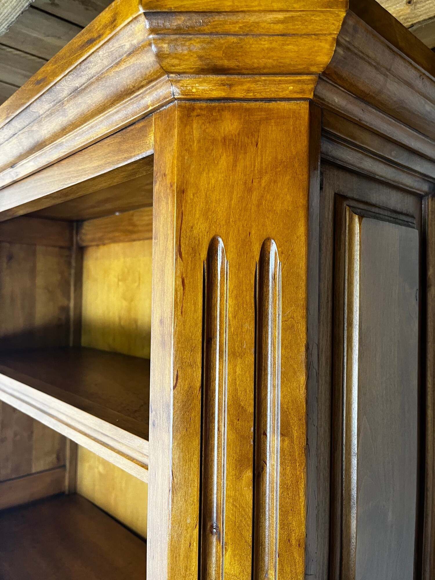 Bibliothèque ouverte en merisier, de style classique français, influence Louis-Philippe, 1950