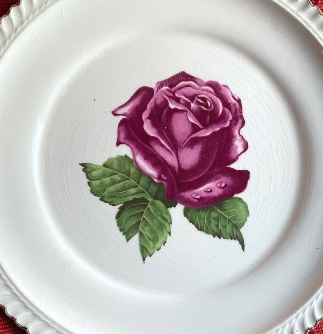 Decorative plate Harker with a red rose in the centre and a 22-carat gold border.