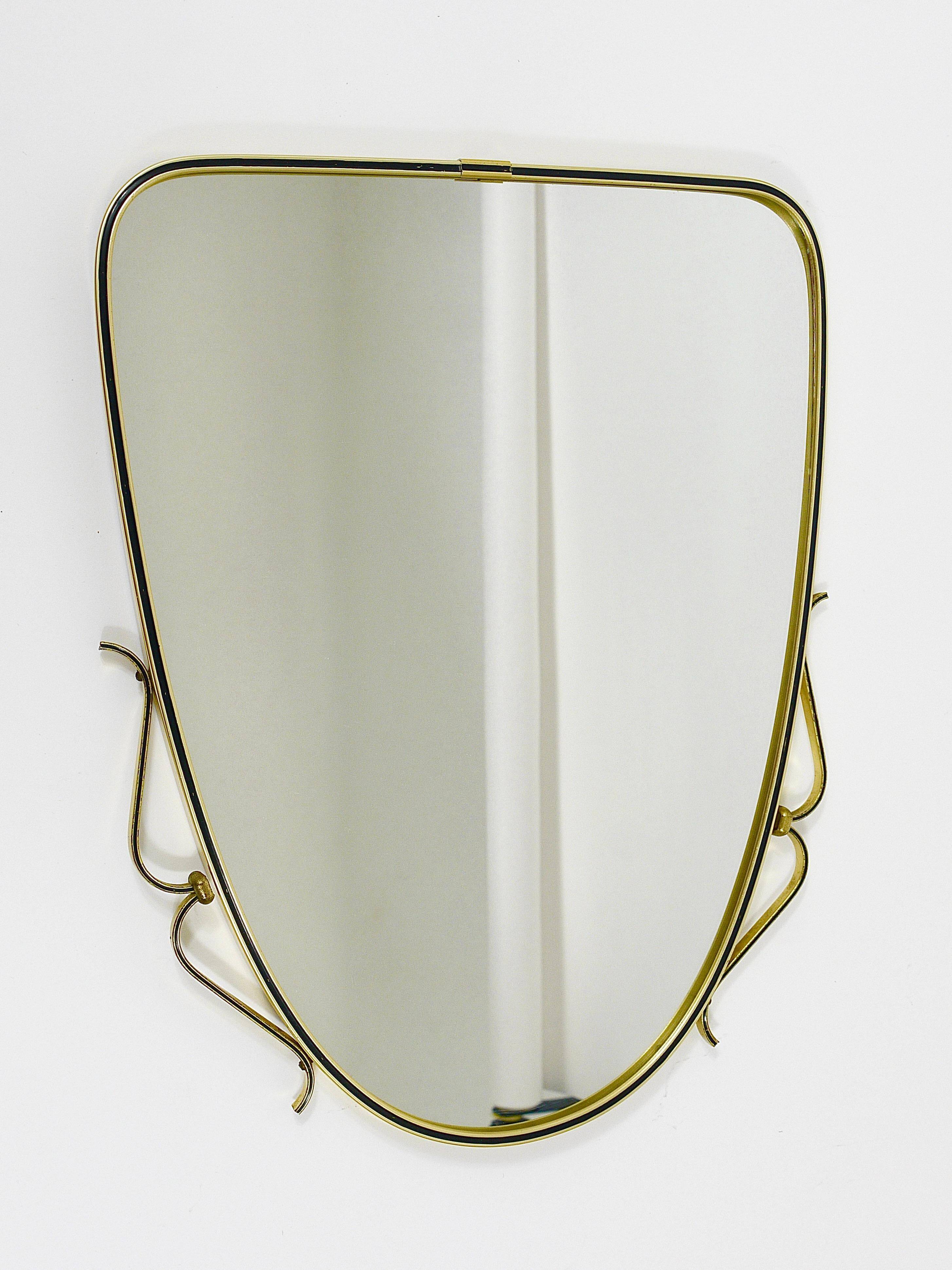 Elegant wall mirror in brass and black from the mid-century, Italy, 1950s.