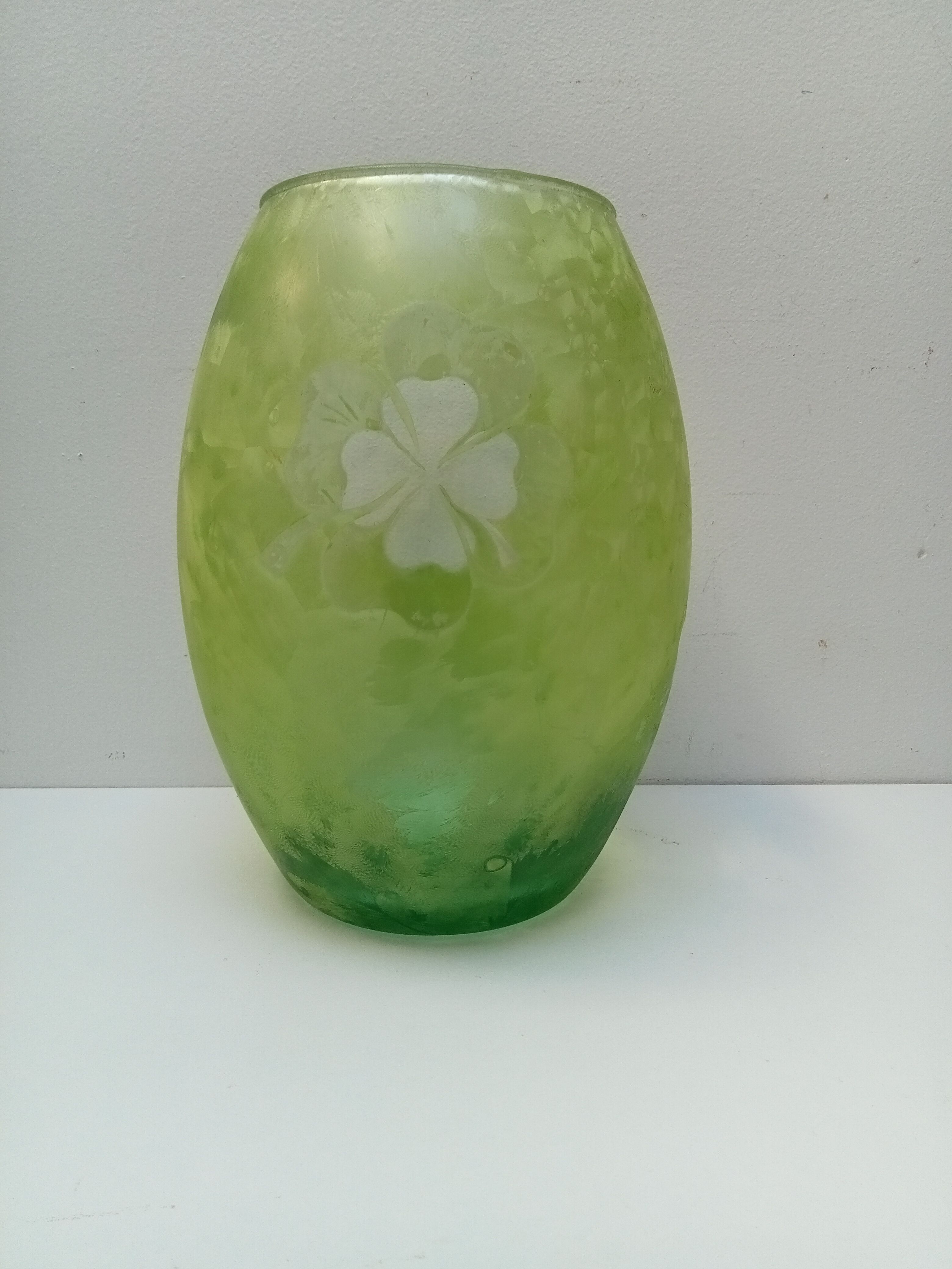 Green vase decoration clover