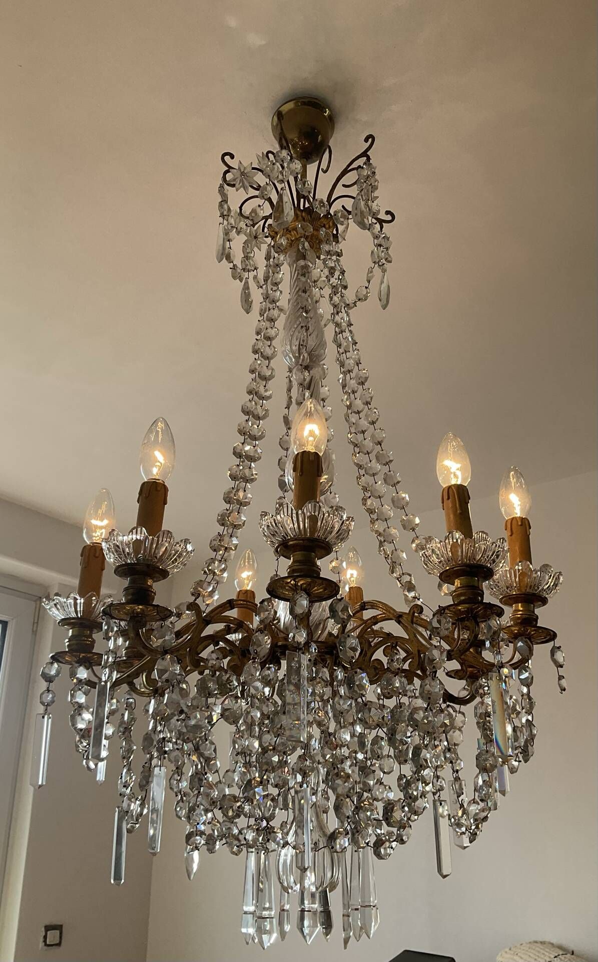 Grand chandelier in Louis XV style with crystal pendants.