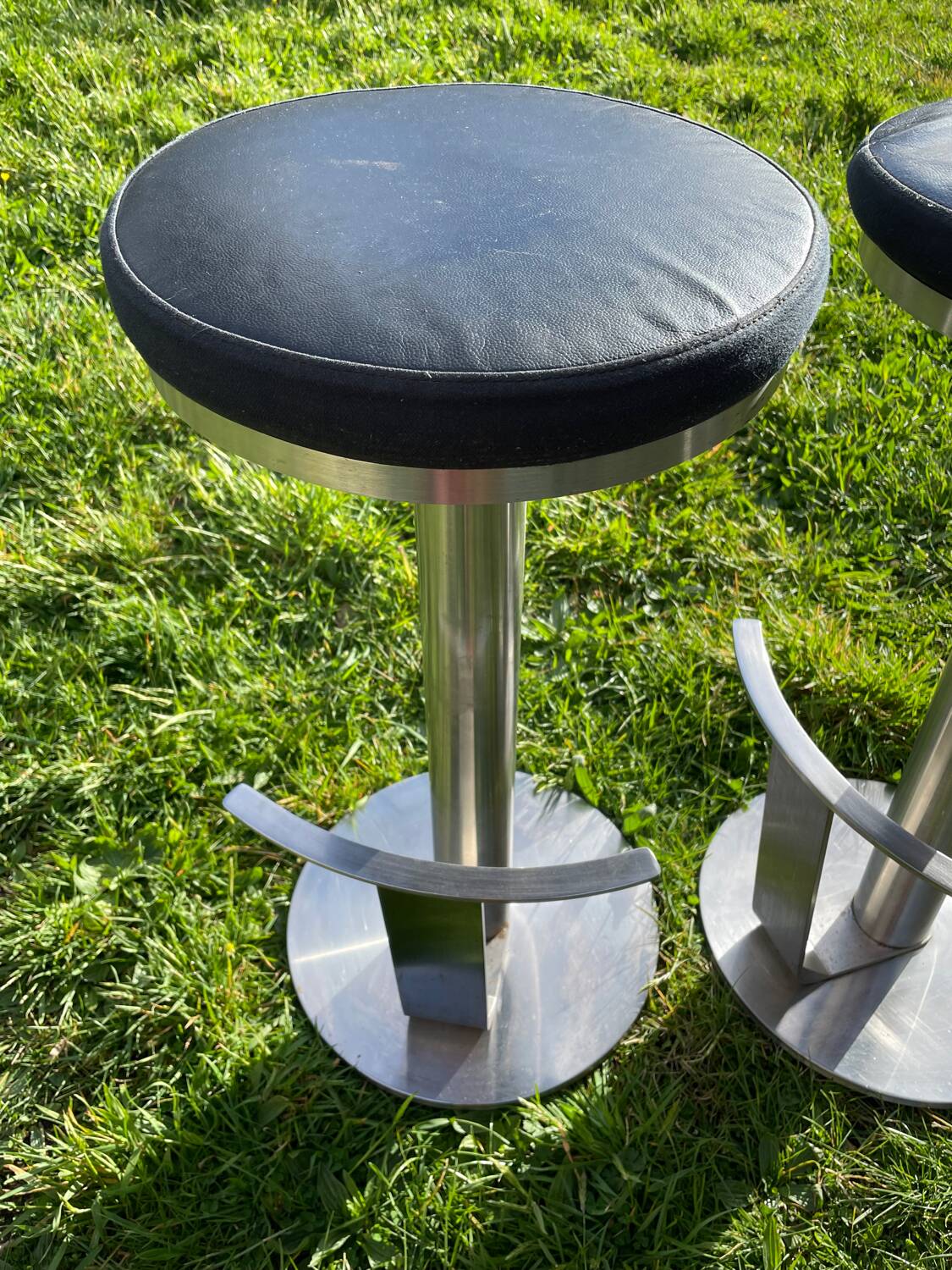 Tabourets de bar en inox et cuir noir