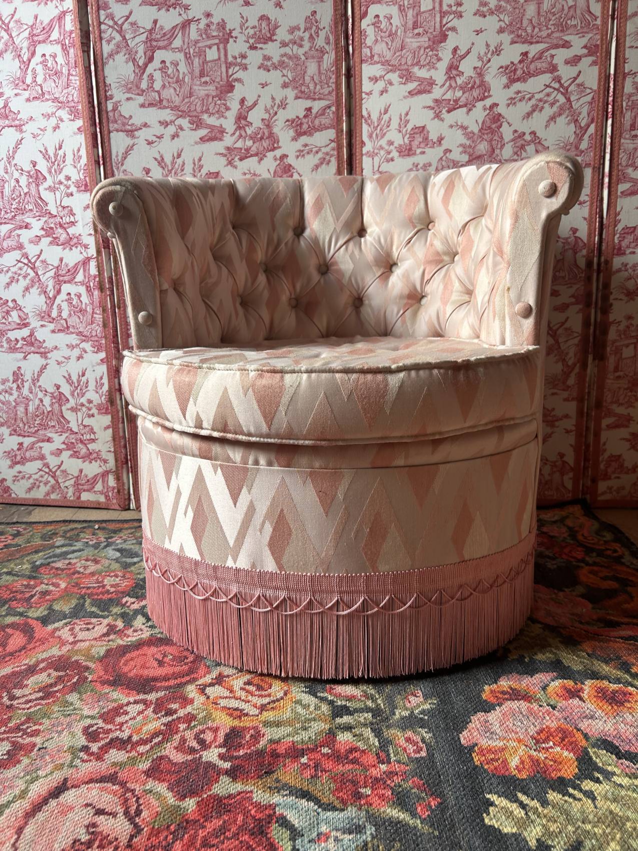 Pair of Hollywood Regency style cabriolet armchairs in satin pink, 1970s.