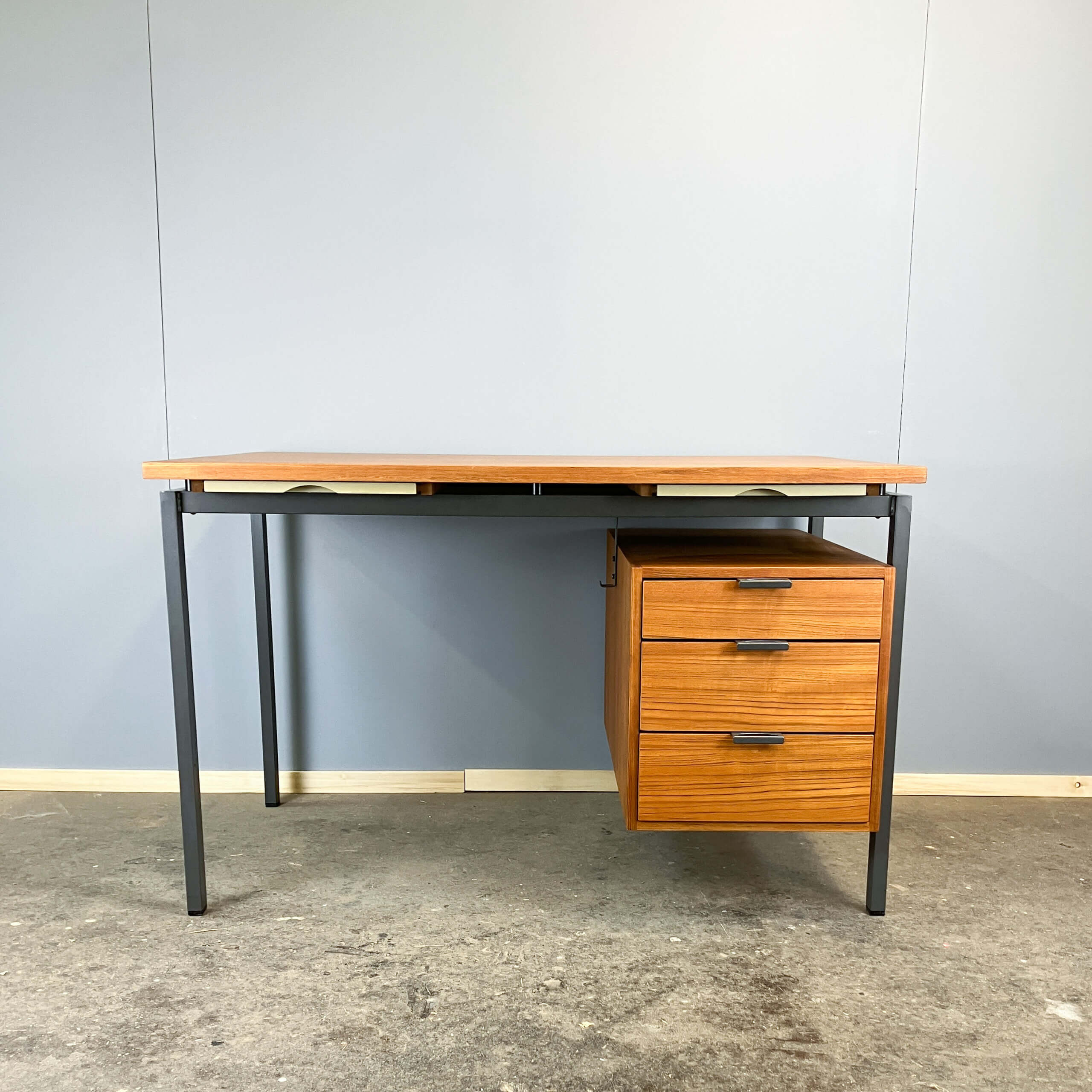 Bureau par Herbert Hirche pour Holzäpfel, teck avec acier tubulaire, années 1960.