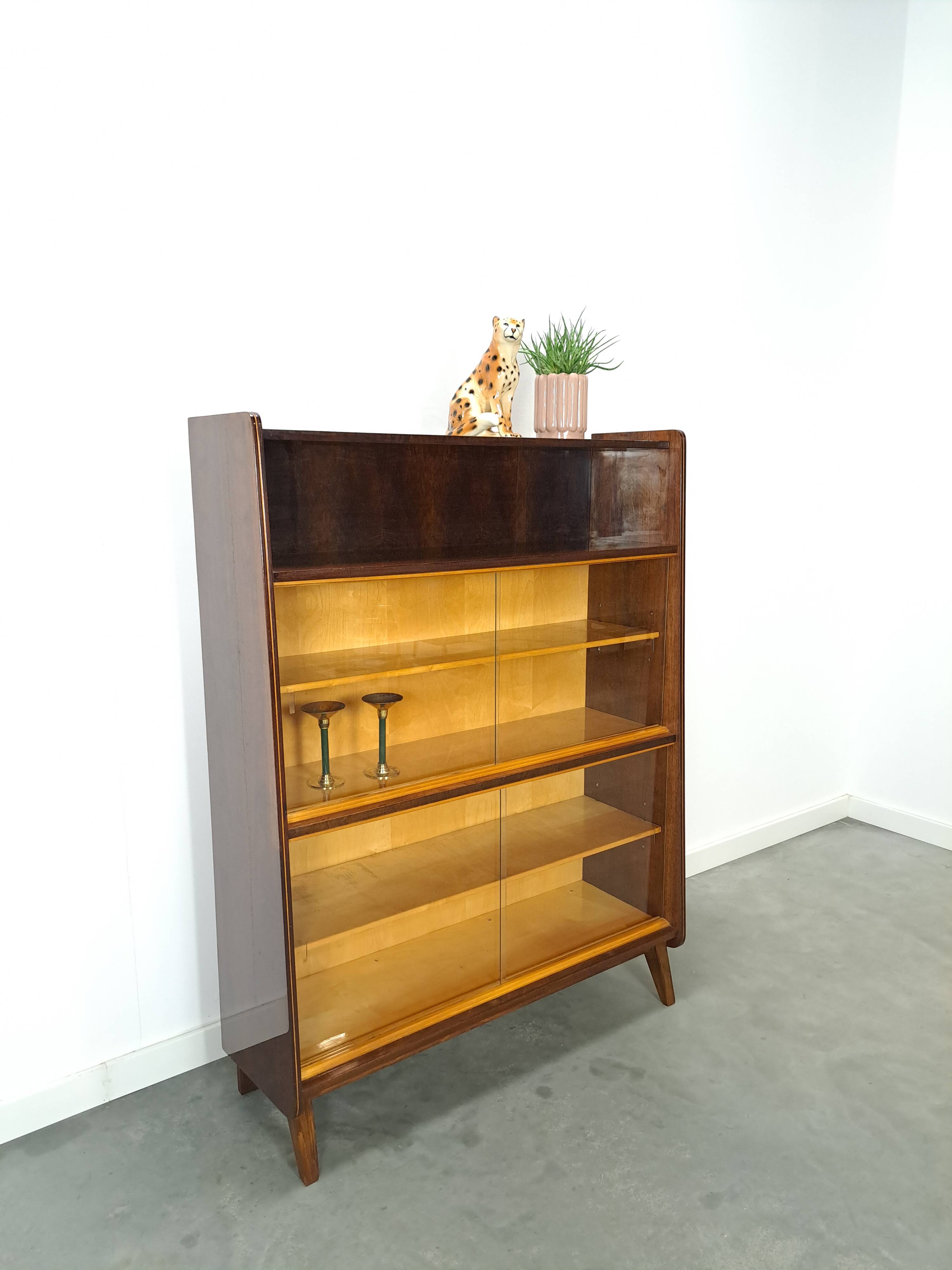 Donker vintage fineer design vitrinekast Jirak, boekenkast