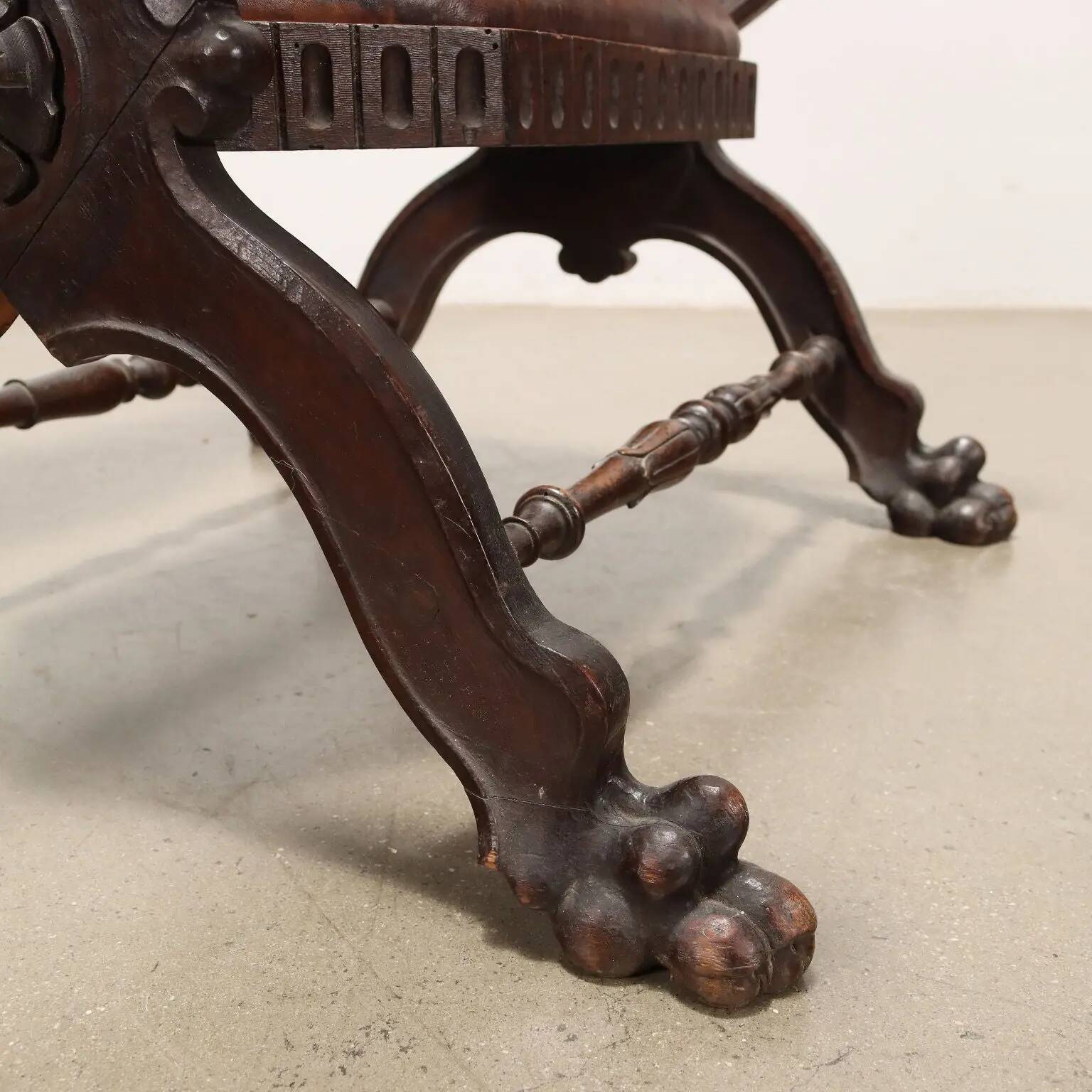 Antique neo-Renaissance chair in wood and leather, 20th century