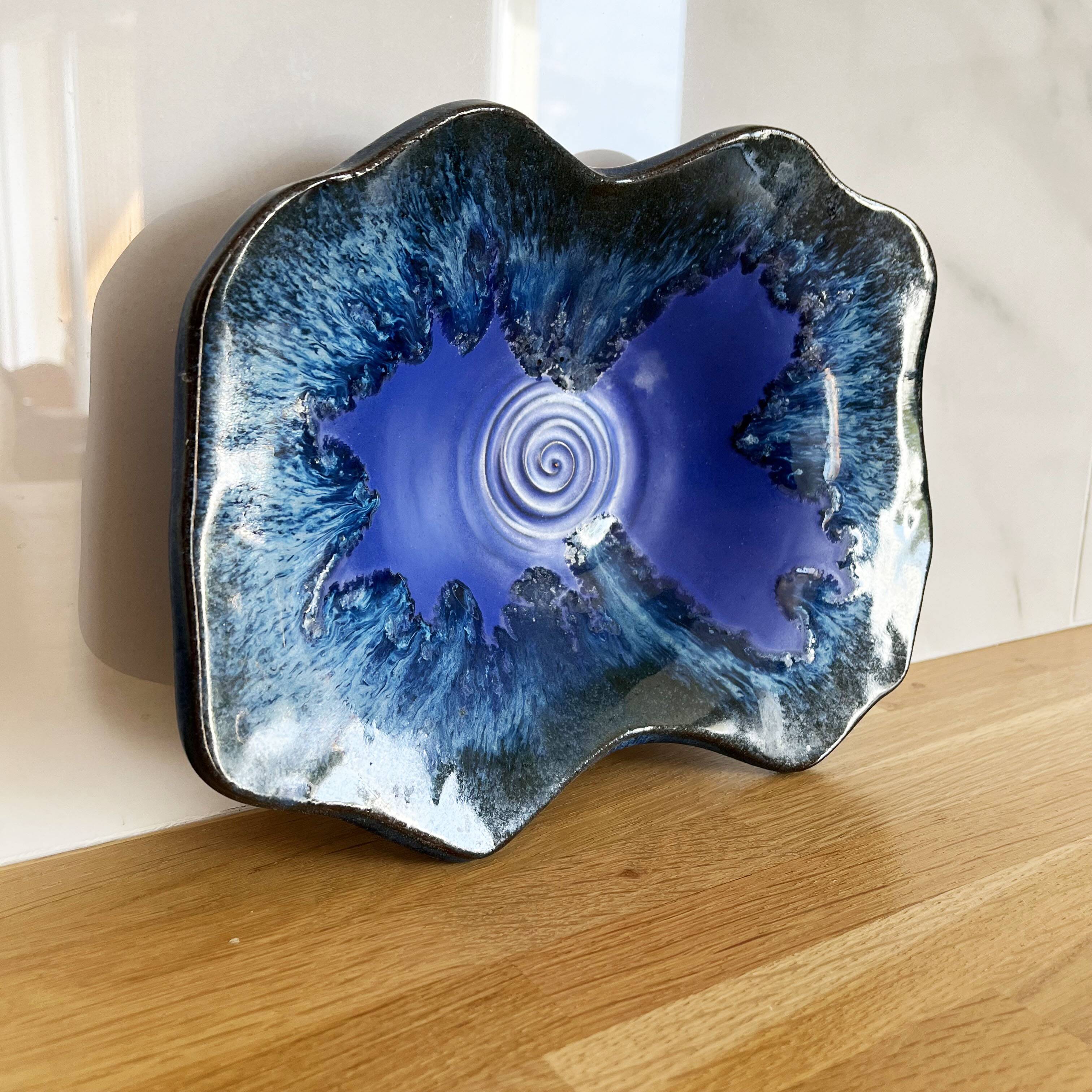 Grand vide poche en céramique bleu vintage