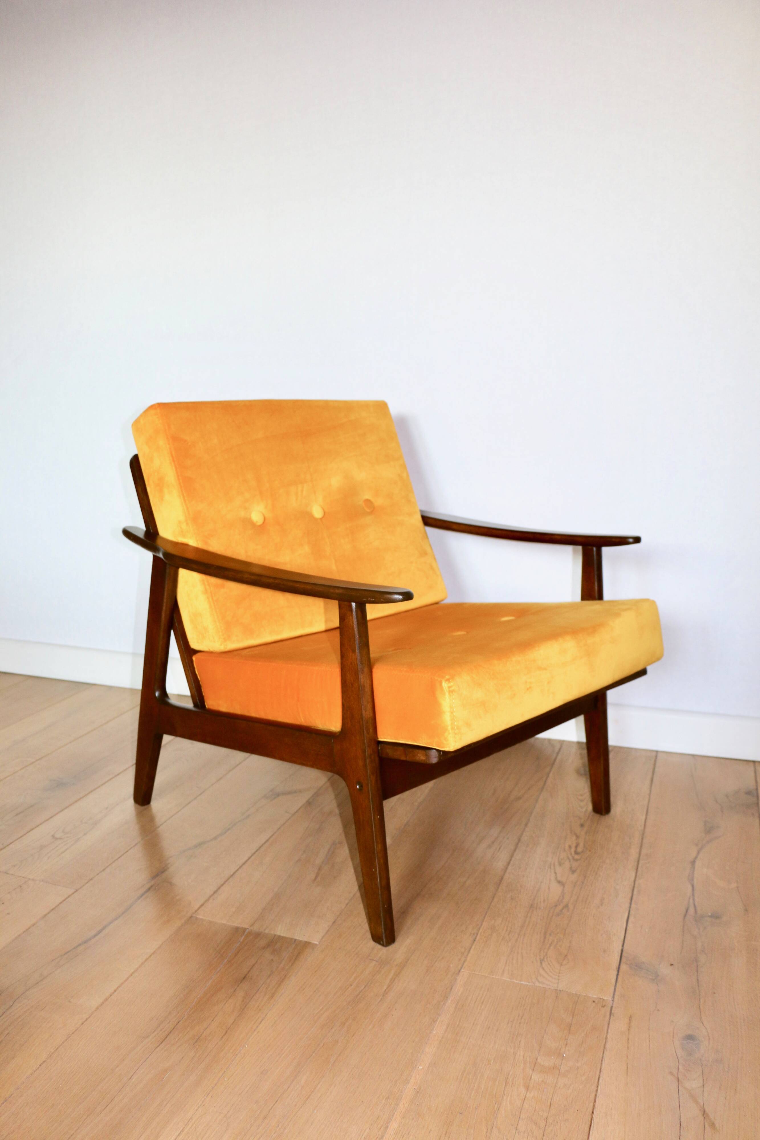 Fauteuil yougoslave restauré du milieu du siècle en jaune doré