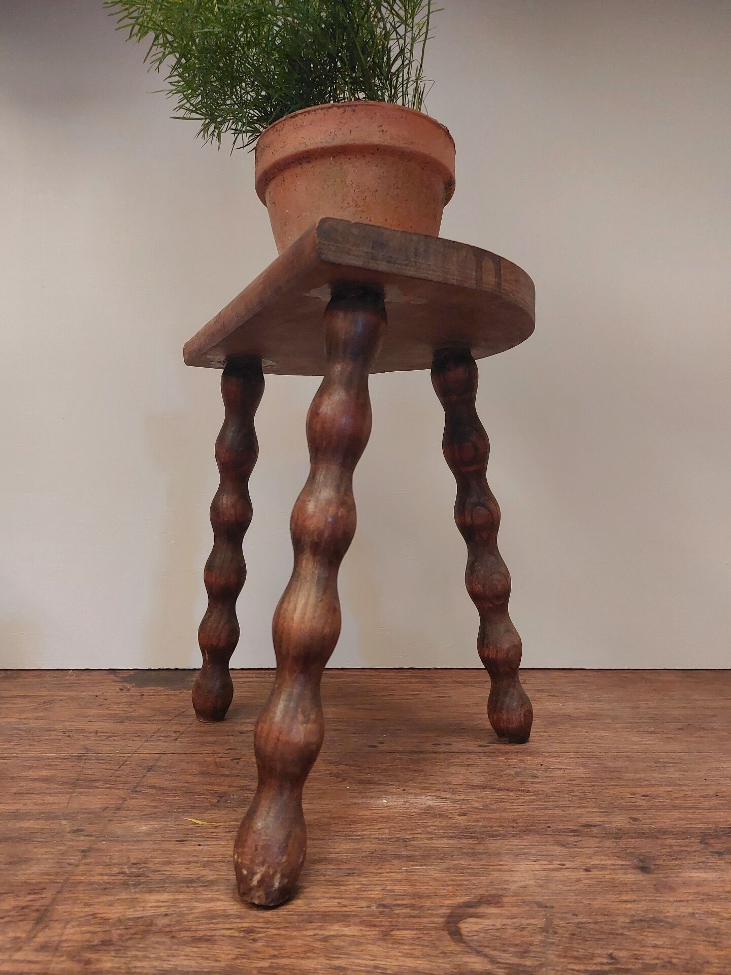 Tabouret ancien tripode en bois