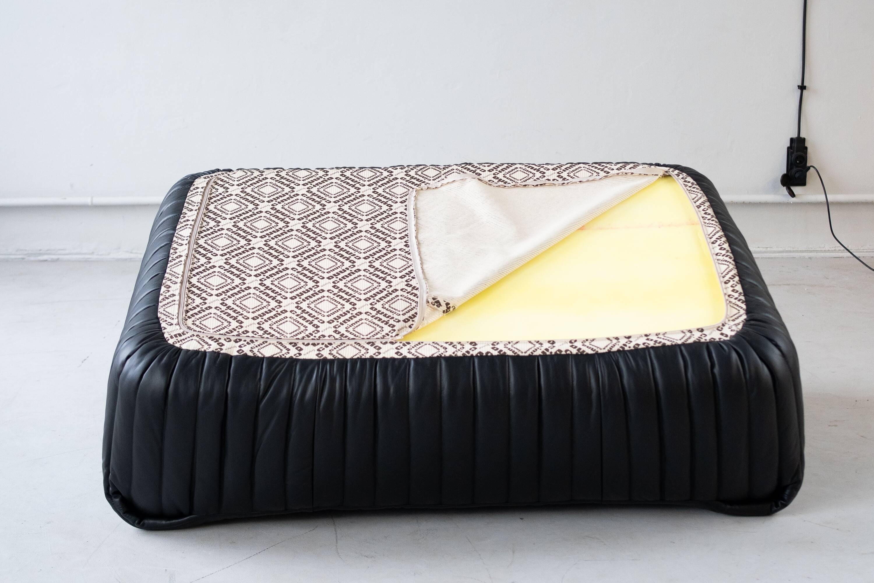 Cinna Ligne Roset Black leather 2-seater sofa attributed to Annie Hieronimus, 1970s