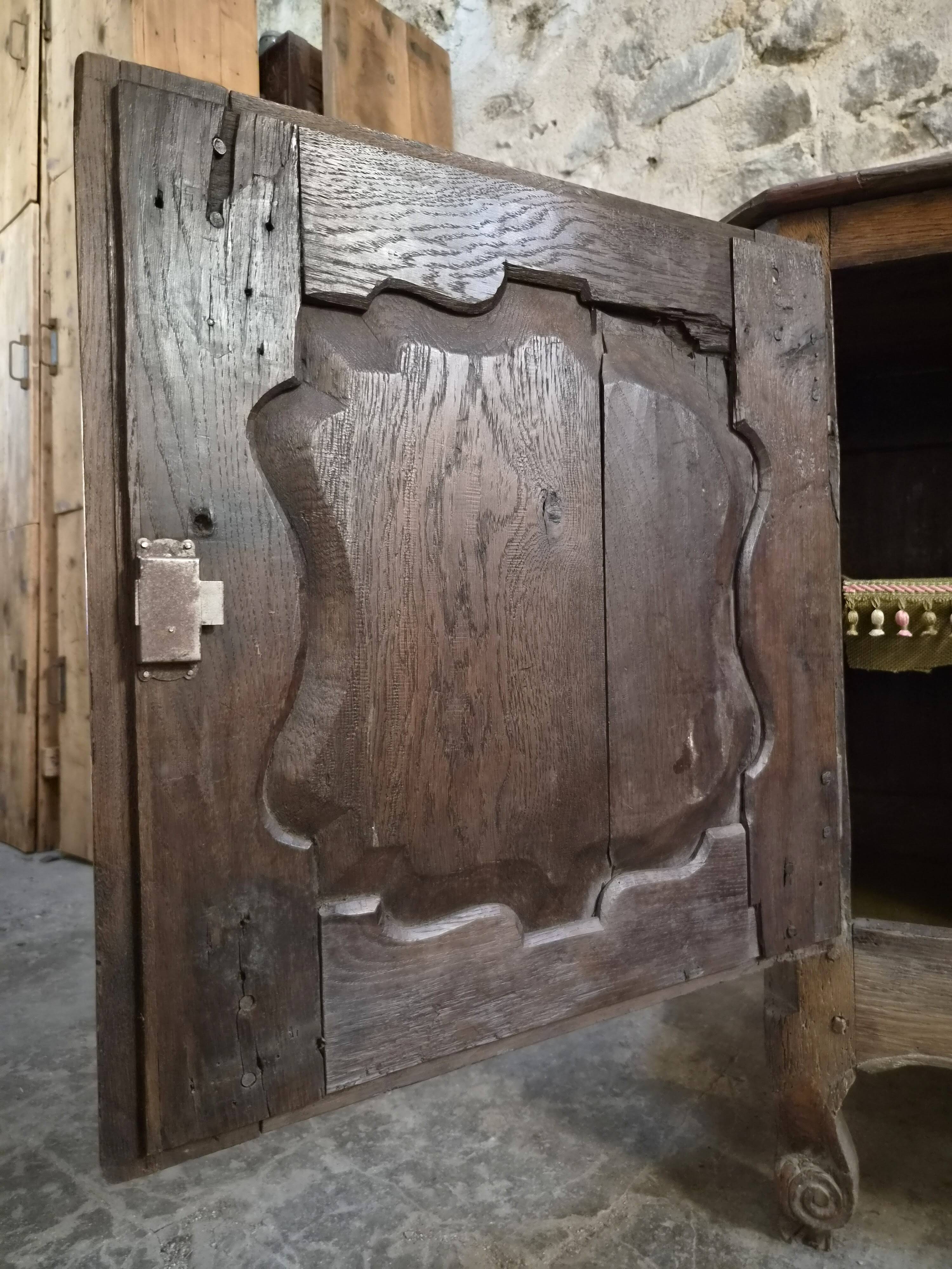 Grand oak buffet from the 18th century, Auvergne