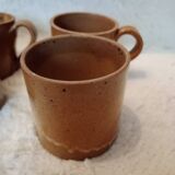 Tasses en grès dépareillées vintage