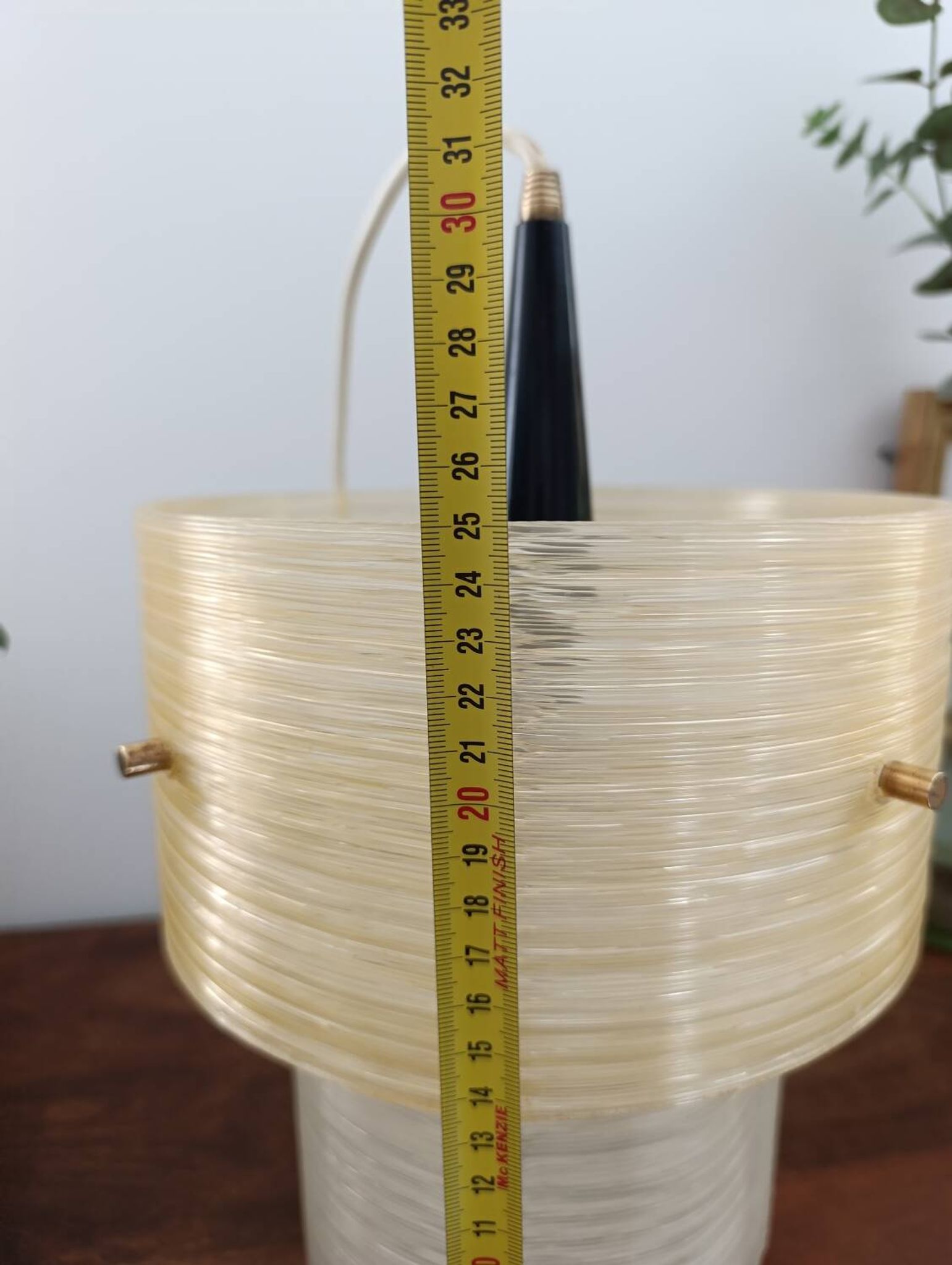 Suspension en plexiglas, plastique strié bicolore, 1970