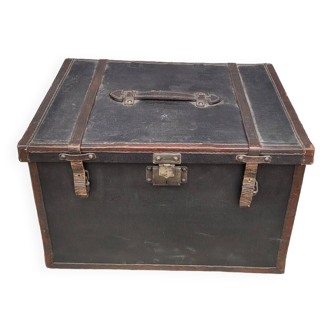 Leather travel trunk from the 1900s