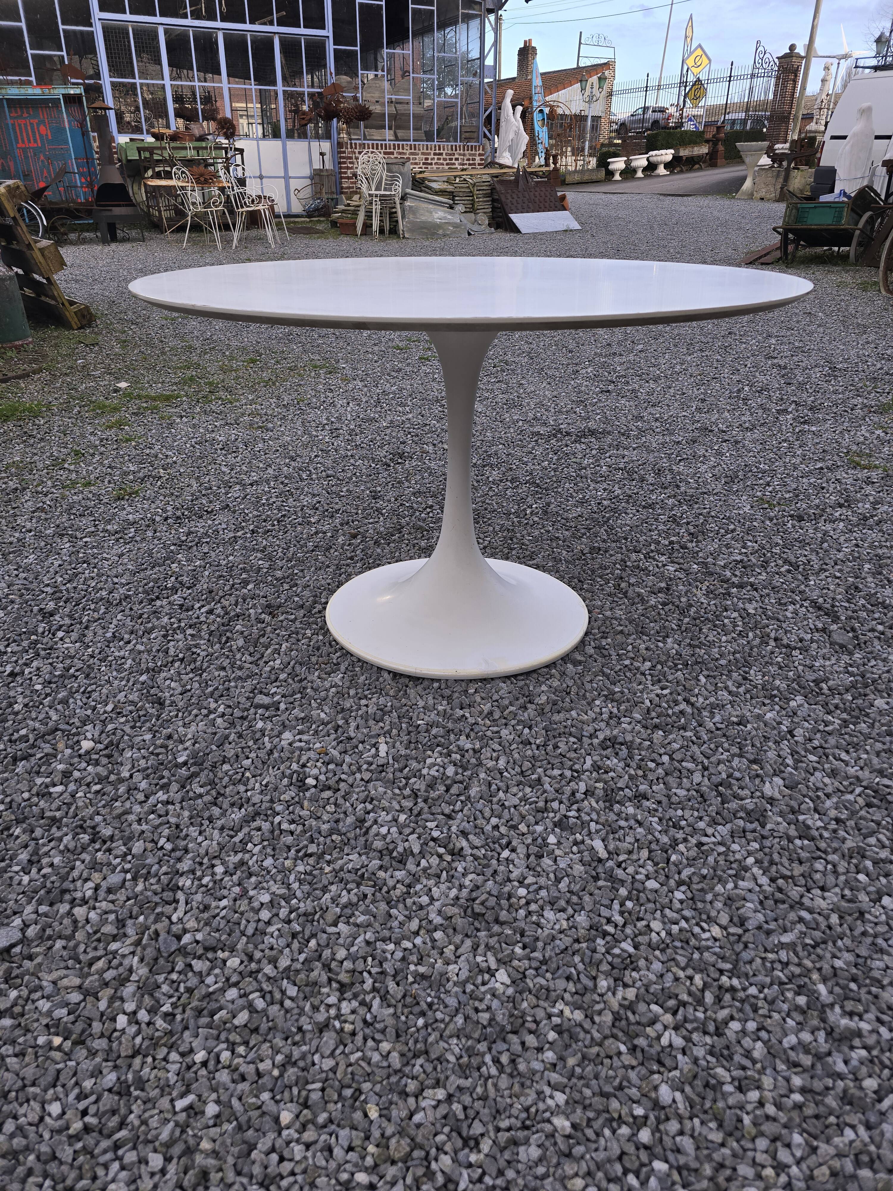 Tulip foot table from the 70s, 120cms in diameter