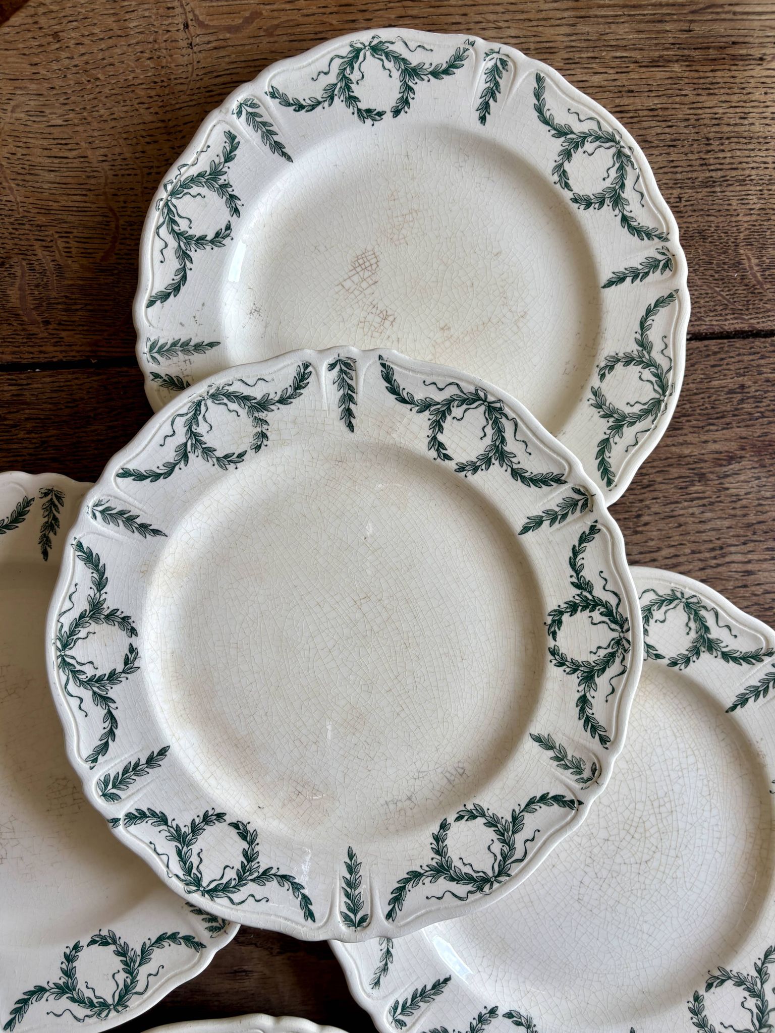 Superb set of 6 vintage dessert plates from the Longchamp factory.
