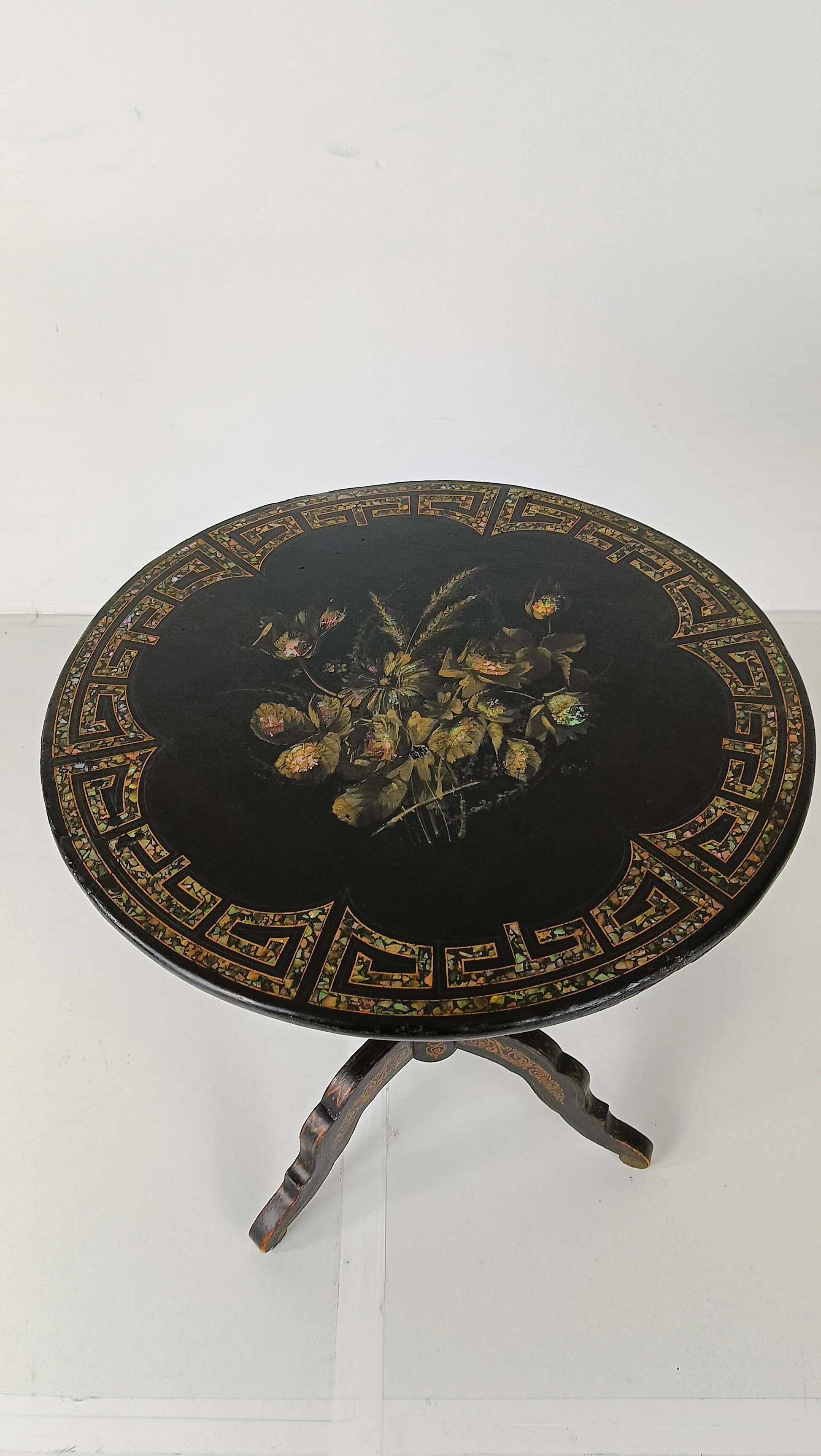 Astonishing Napoleon III tip-top table