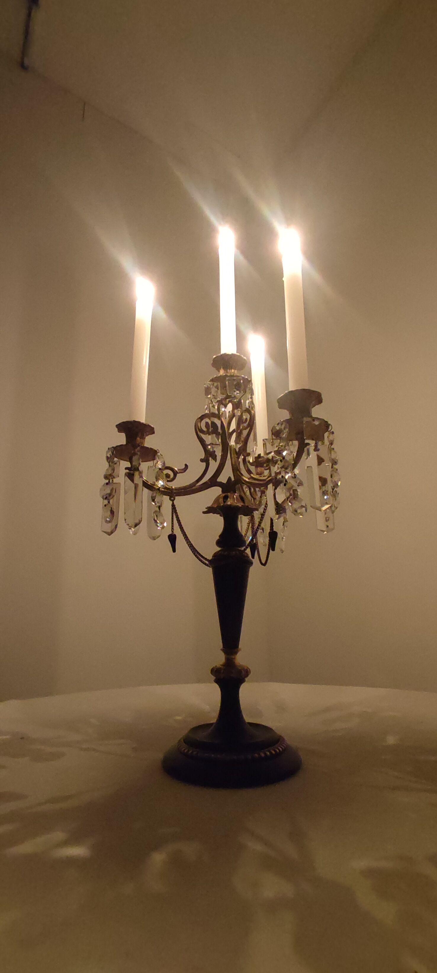 Candélabre d’onyx noir bronze et cristaux France années 1940.