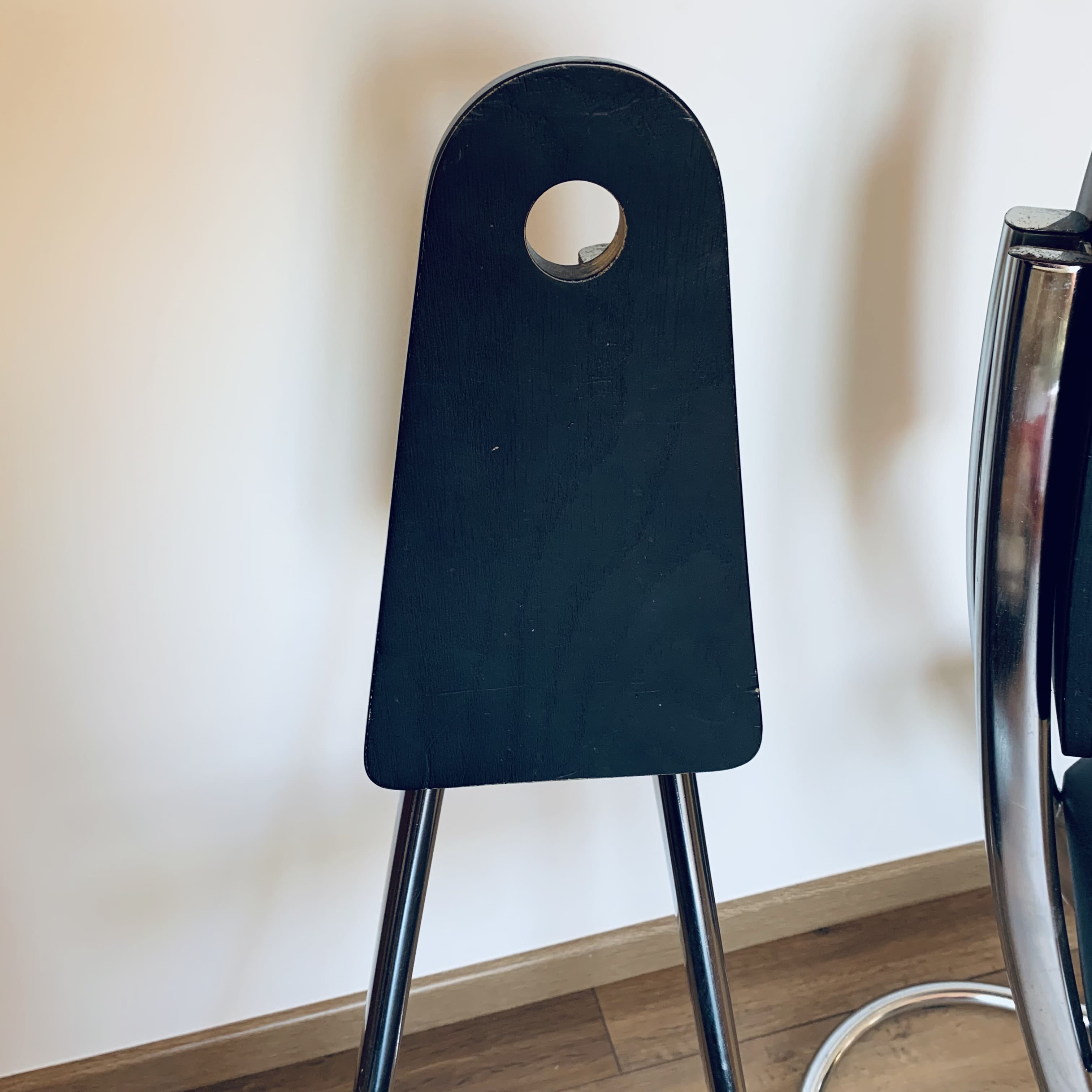 2 chaises en porte à faux