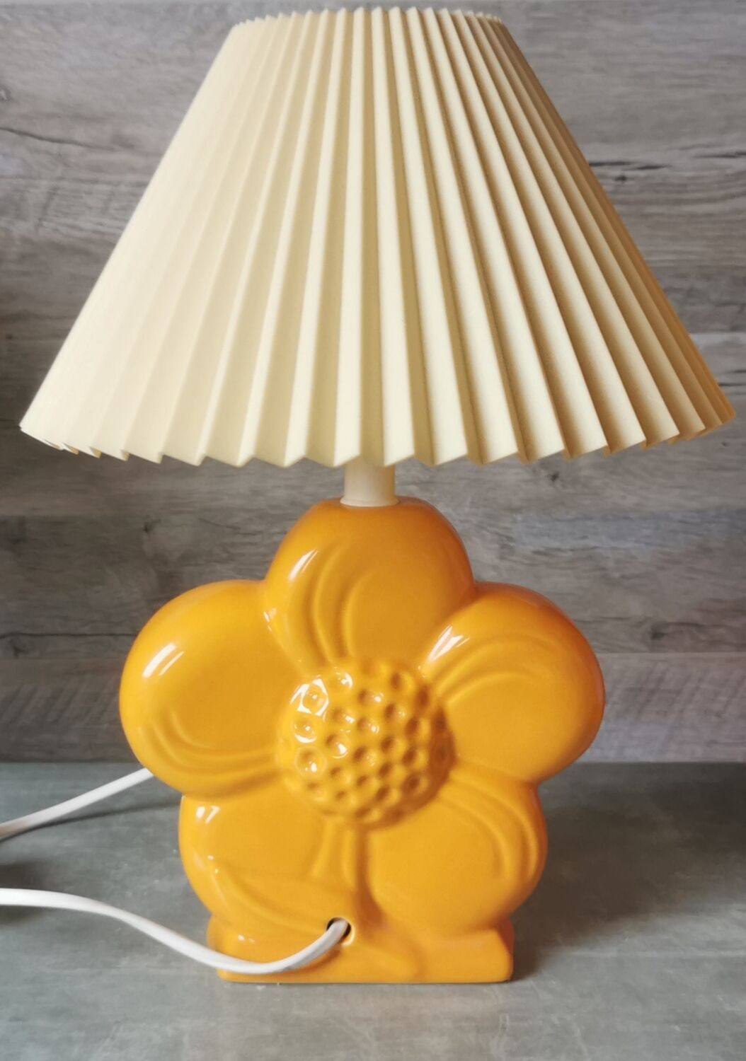 Vintage lamp flower marguerite