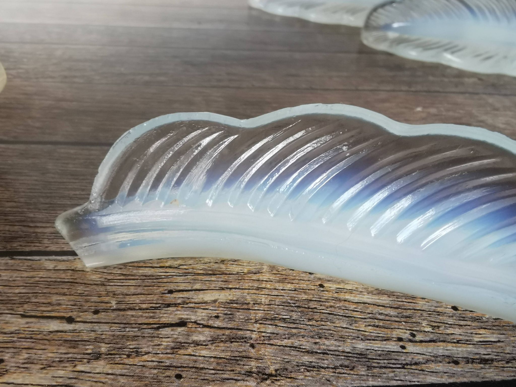 Opalescent glass leaf knife holder