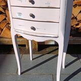 Small patinated vintage chest of drawers/bedside table