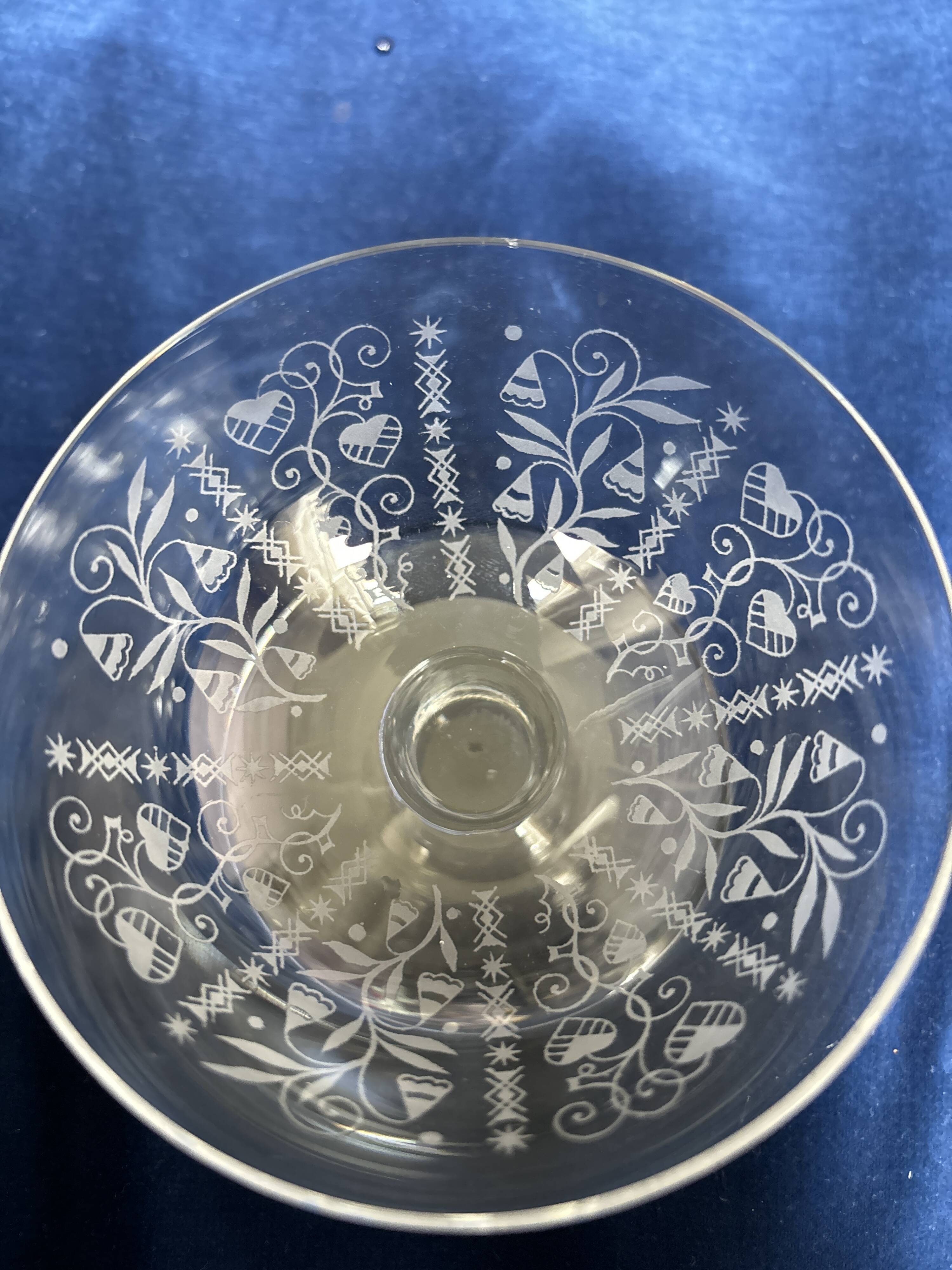 7 coups à champagne en cristal gravé  Baccarat