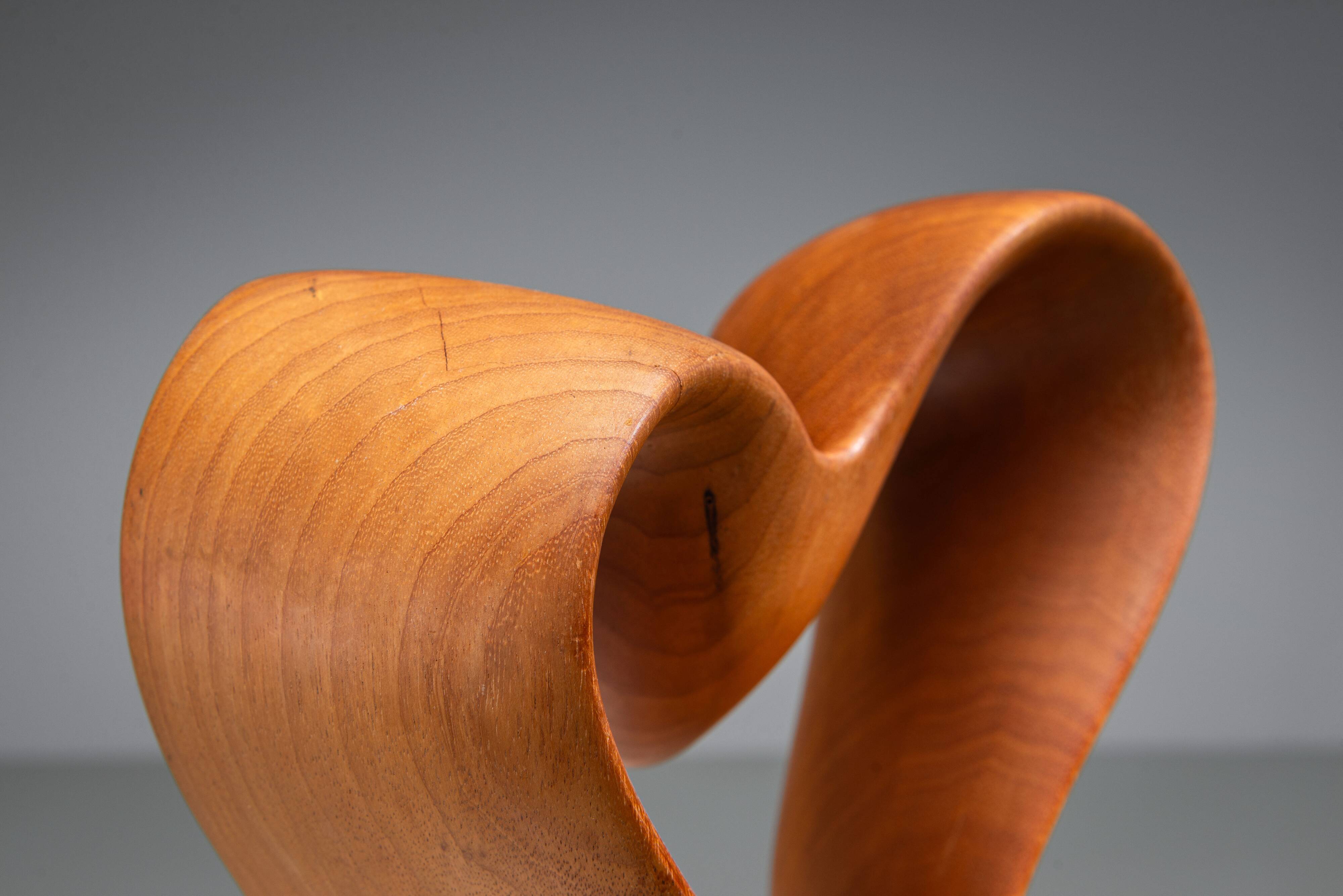 Sculpture abstraite avec des courbes organiques fluides.