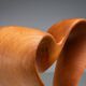 Sculpture abstraite avec des courbes organiques fluides.
