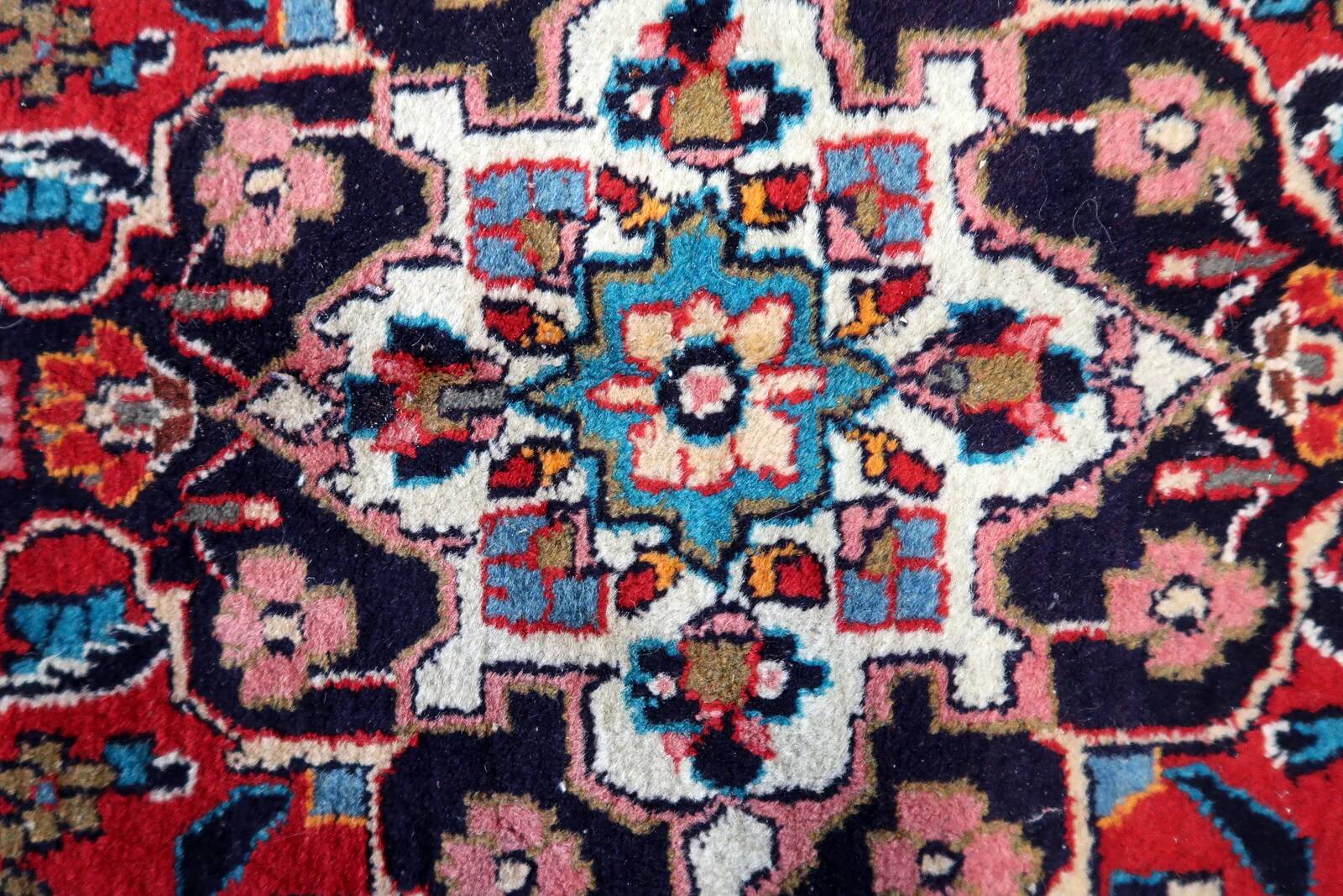 Ancient Persian Kashan carpet, handmade, 131 cm x 205 cm, 1920s.