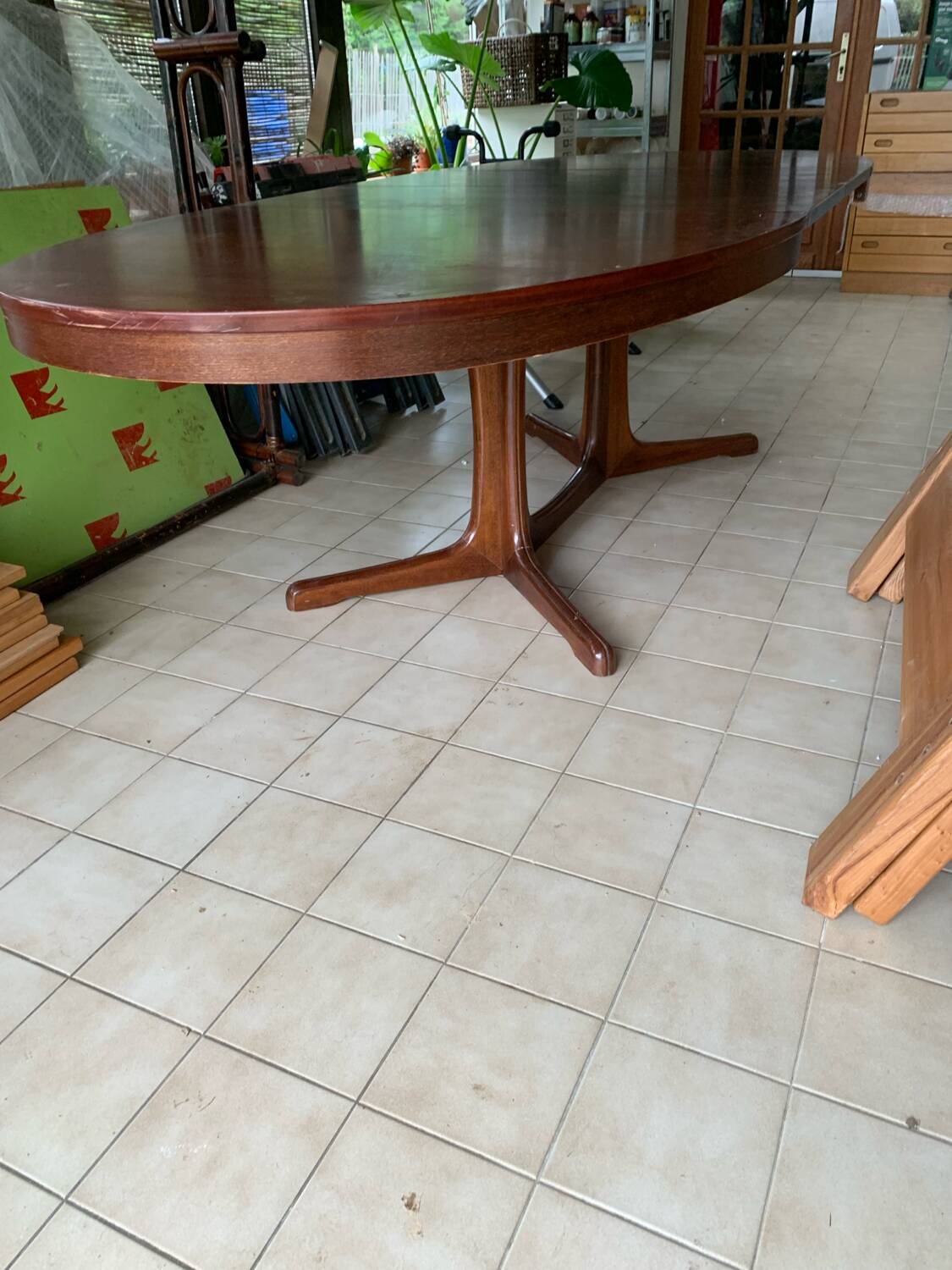 Baumann oval table with extensions