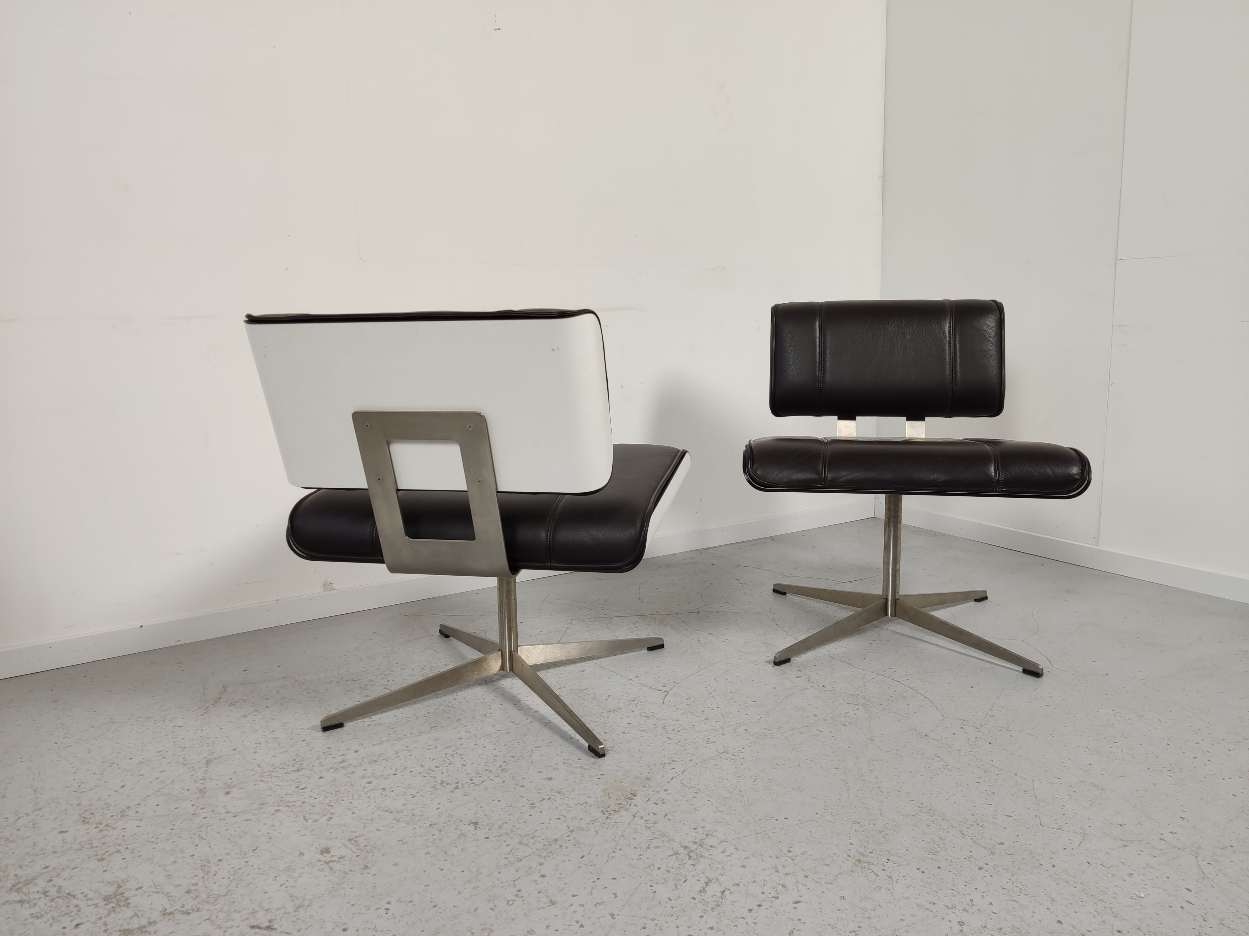Paire de fauteuils cuir design années 90