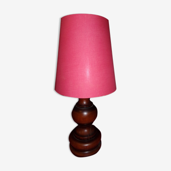 Lampe en bois et abat jour rouge Couleur du bois marron foncé en bon état une fissure colmaté