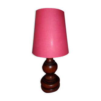 Lampe en bois et abat jour rouge Couleur du bois marron foncé en bon état une fissure colmaté