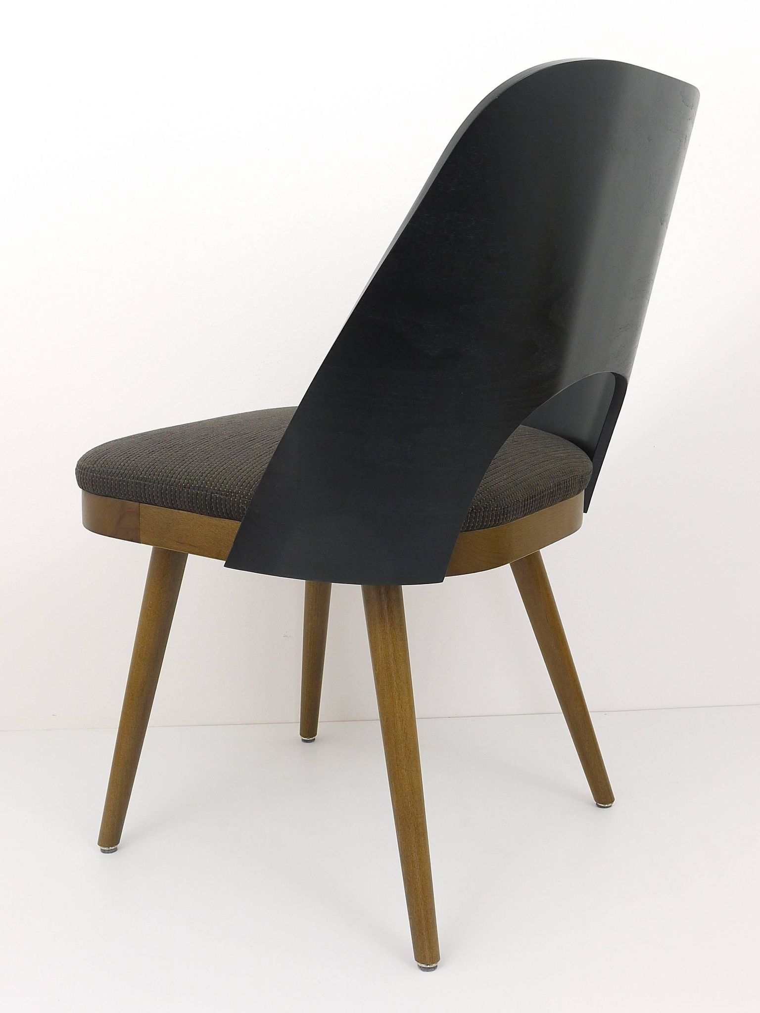 Beautiful modernist chairs in the style of Oswald Haerdtl, Backhausen, Austria.