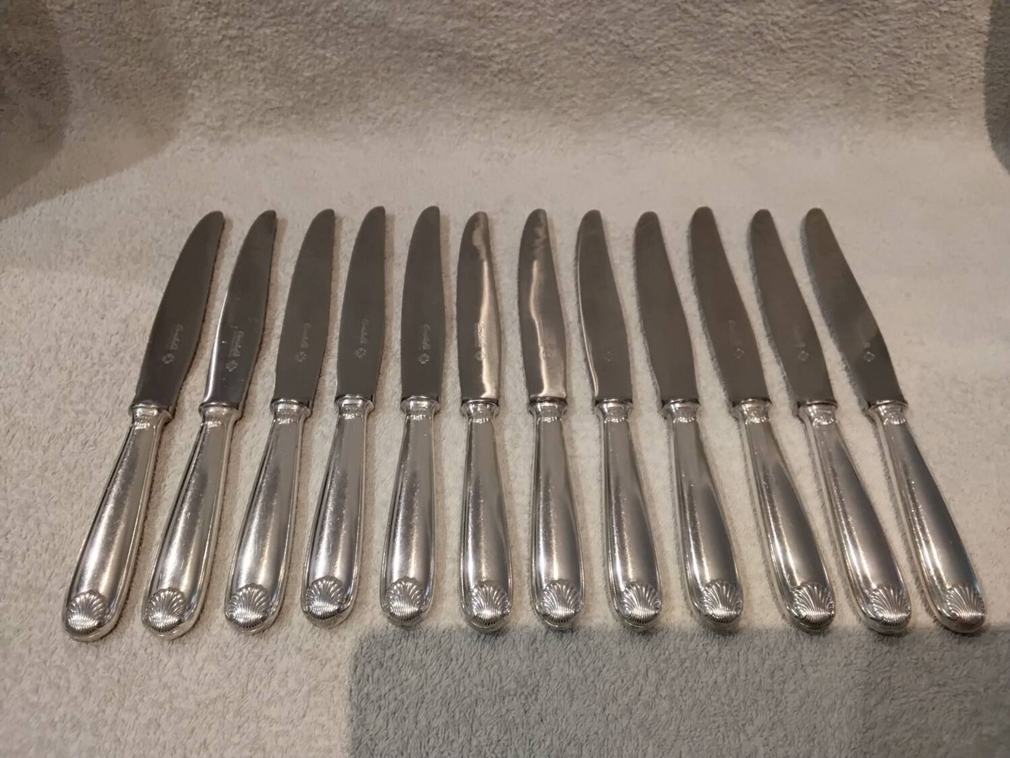 12 silver-plated table knives by Christofle Vendôme, 24.6cm